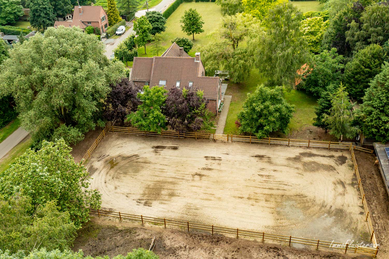 Prachtige villa in landelijk kader met stalgebouw en aanpalend grasland op 8.862m&#178;. 