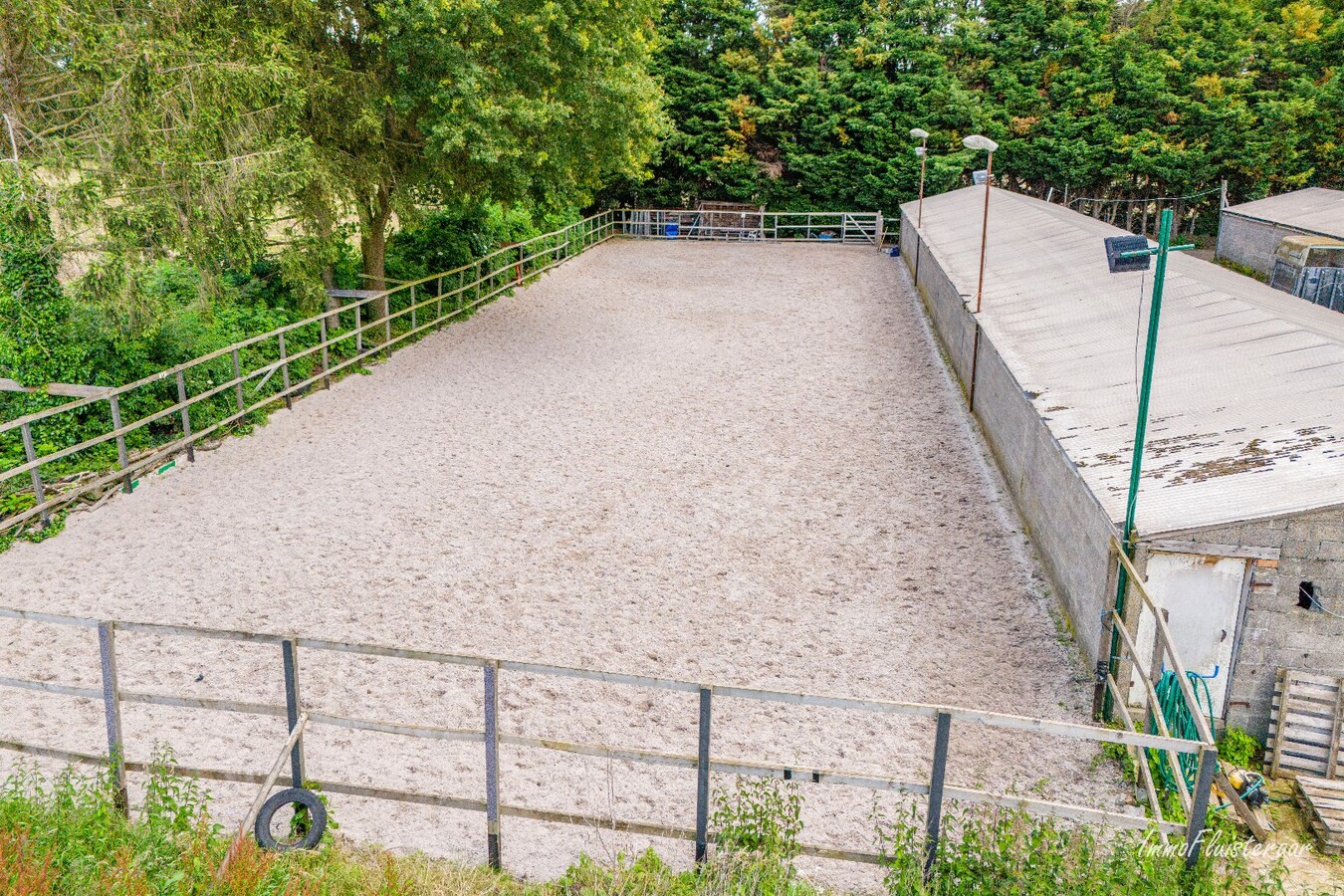 Paardenaccommodatie met 46 stallen, buitenpiste en hangaar op ca. 55 are te Linkhout (Lummen) 