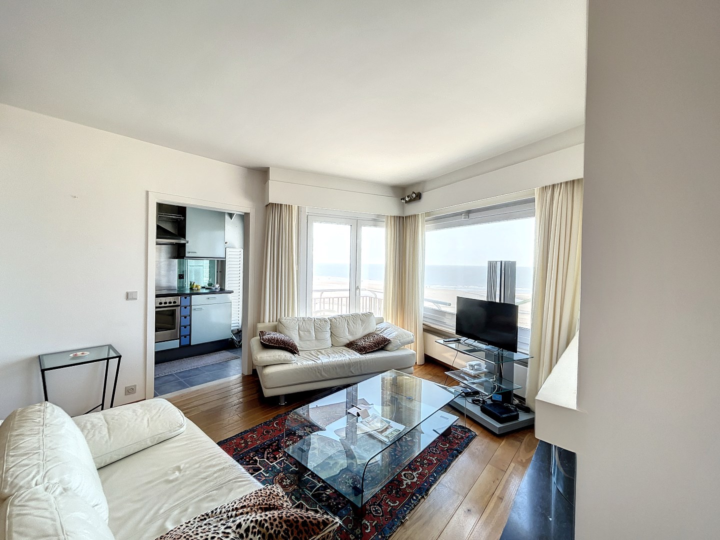 Appartement spacieux avec vue sur la mer, terrasse et garage. 