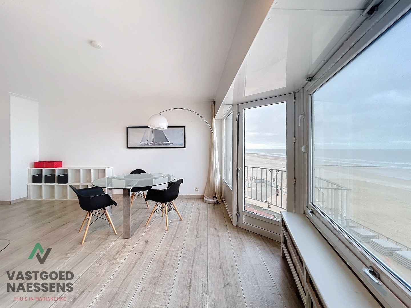 Appartement pr&#234;t &#224; emm&#233;nager avec 2 chambres &#224; coucher et vue sur mer. 