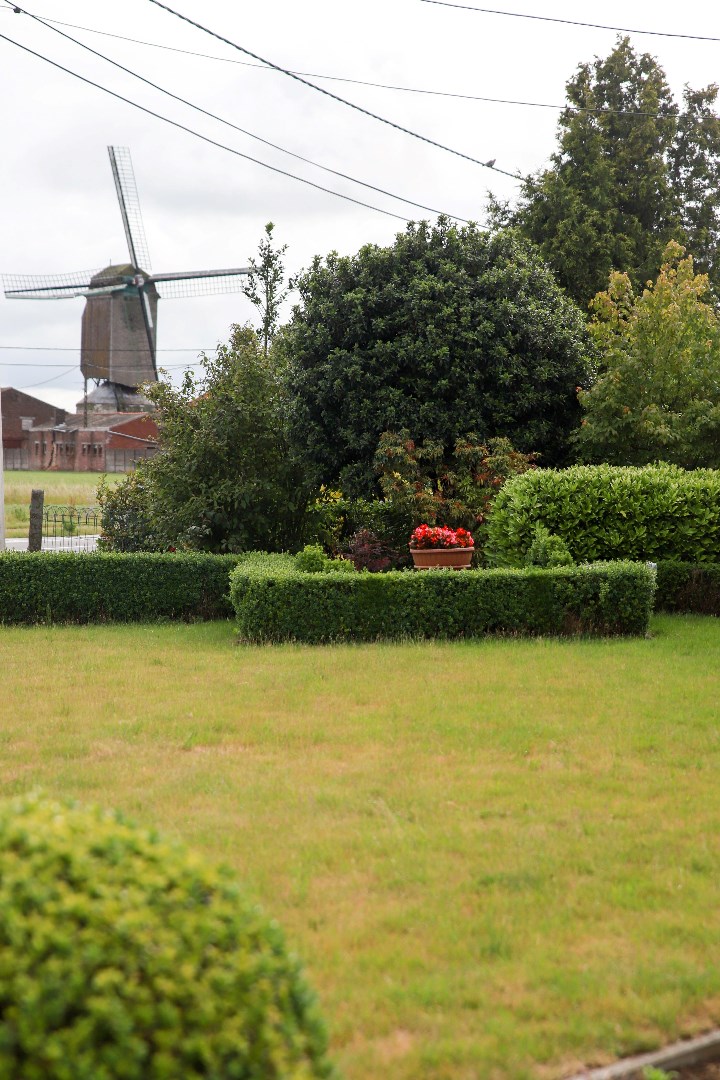 Grote alleenstaande woning met garage, werkplaats en tuin op 1.378 m&#178; 