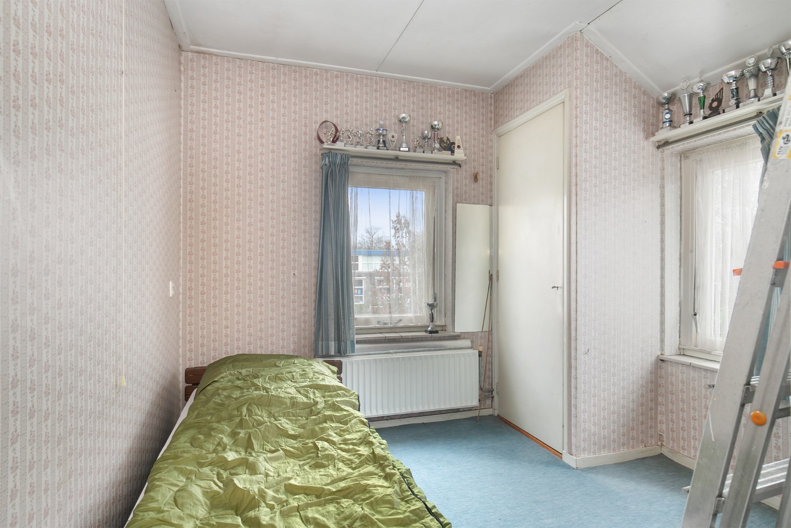 Ruime vrijstaande woning met 4 slaapkamers, gelegen aan de rand van Groningen en klaar om opgeknapt te worden! 