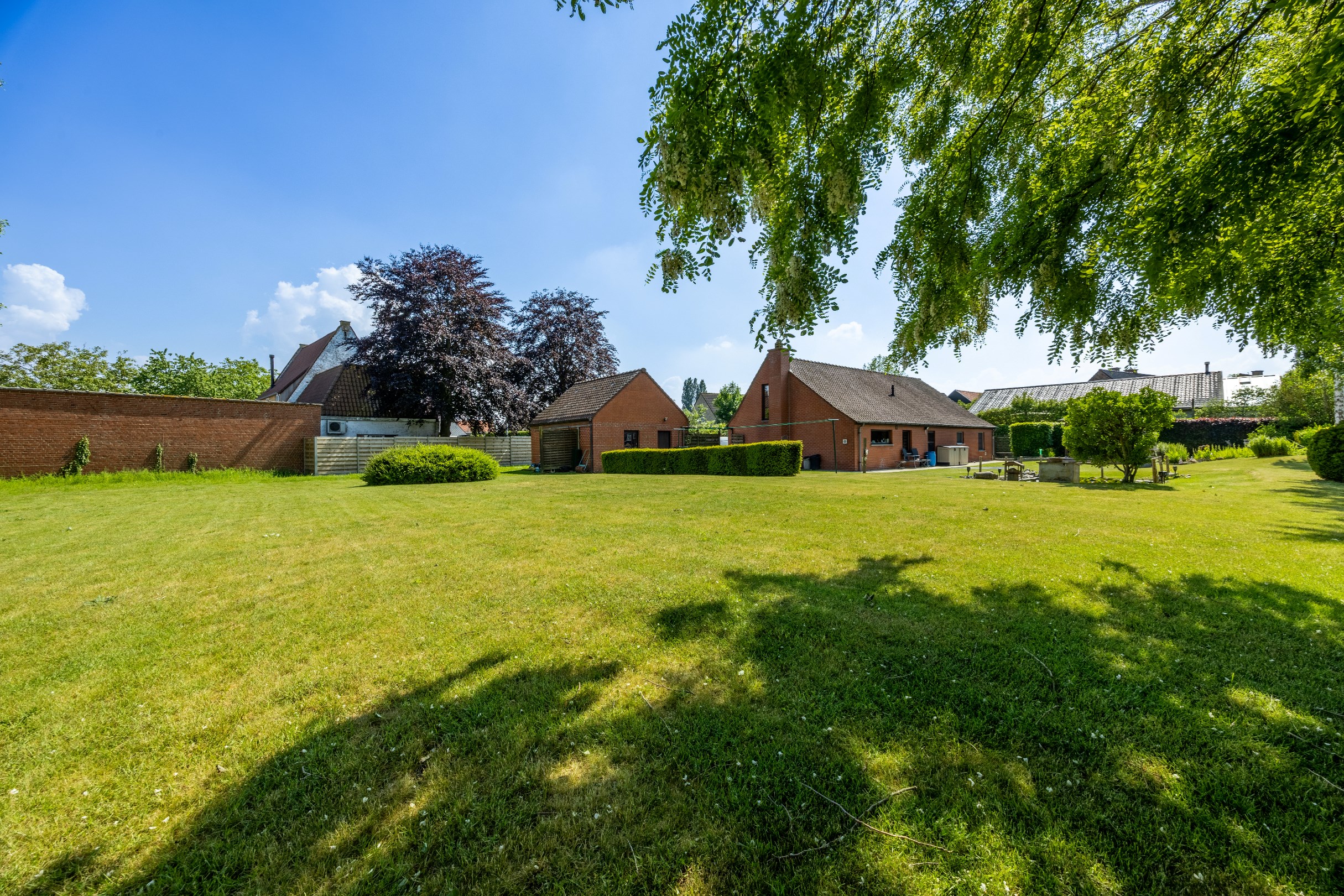 LANDELIJK GELEGEN WONING OP 1.674 M&#178; 