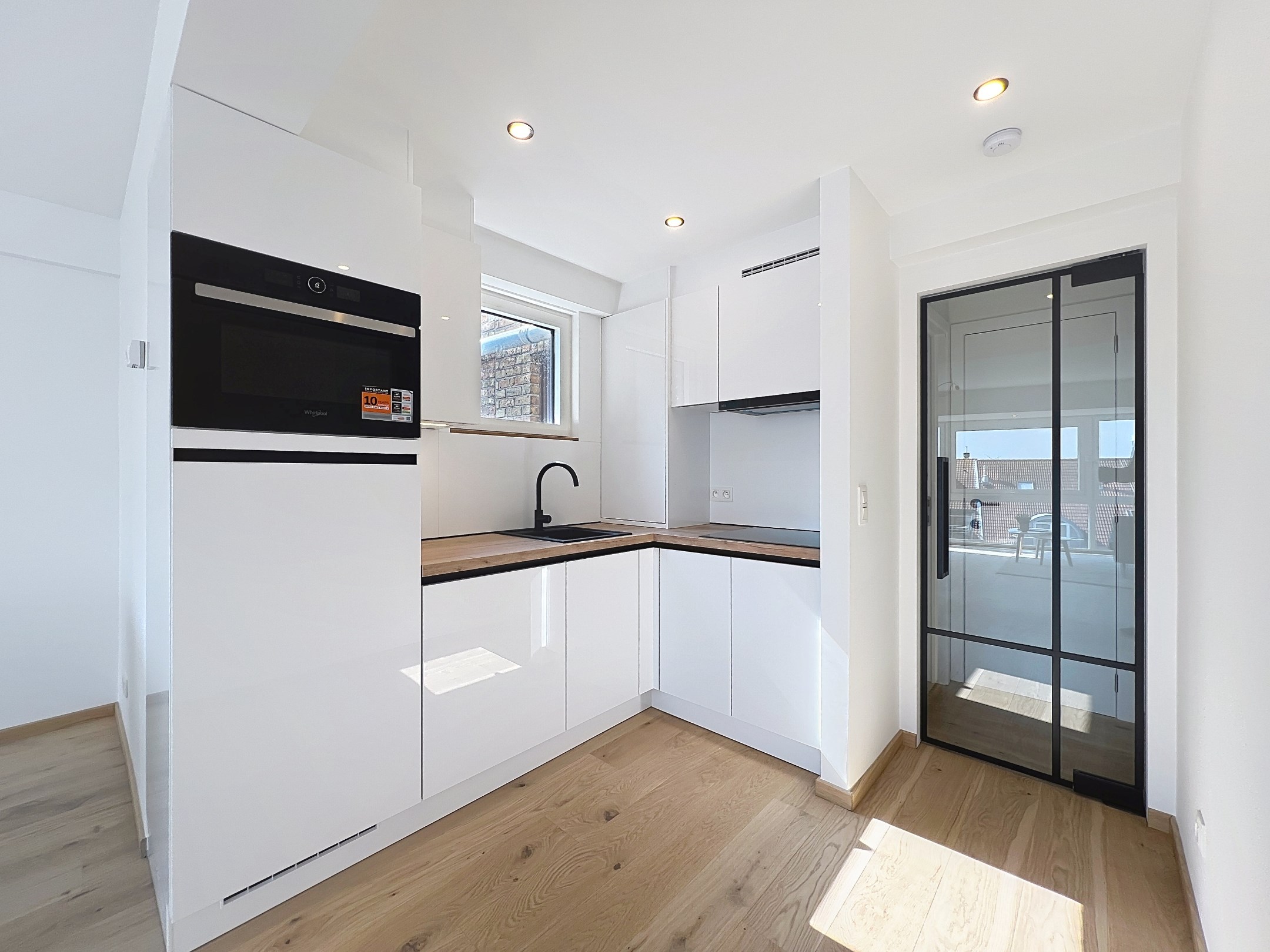 Volledig gerenoveerd appartement met 1 slaapkamer te koop gelegen te Heist. 