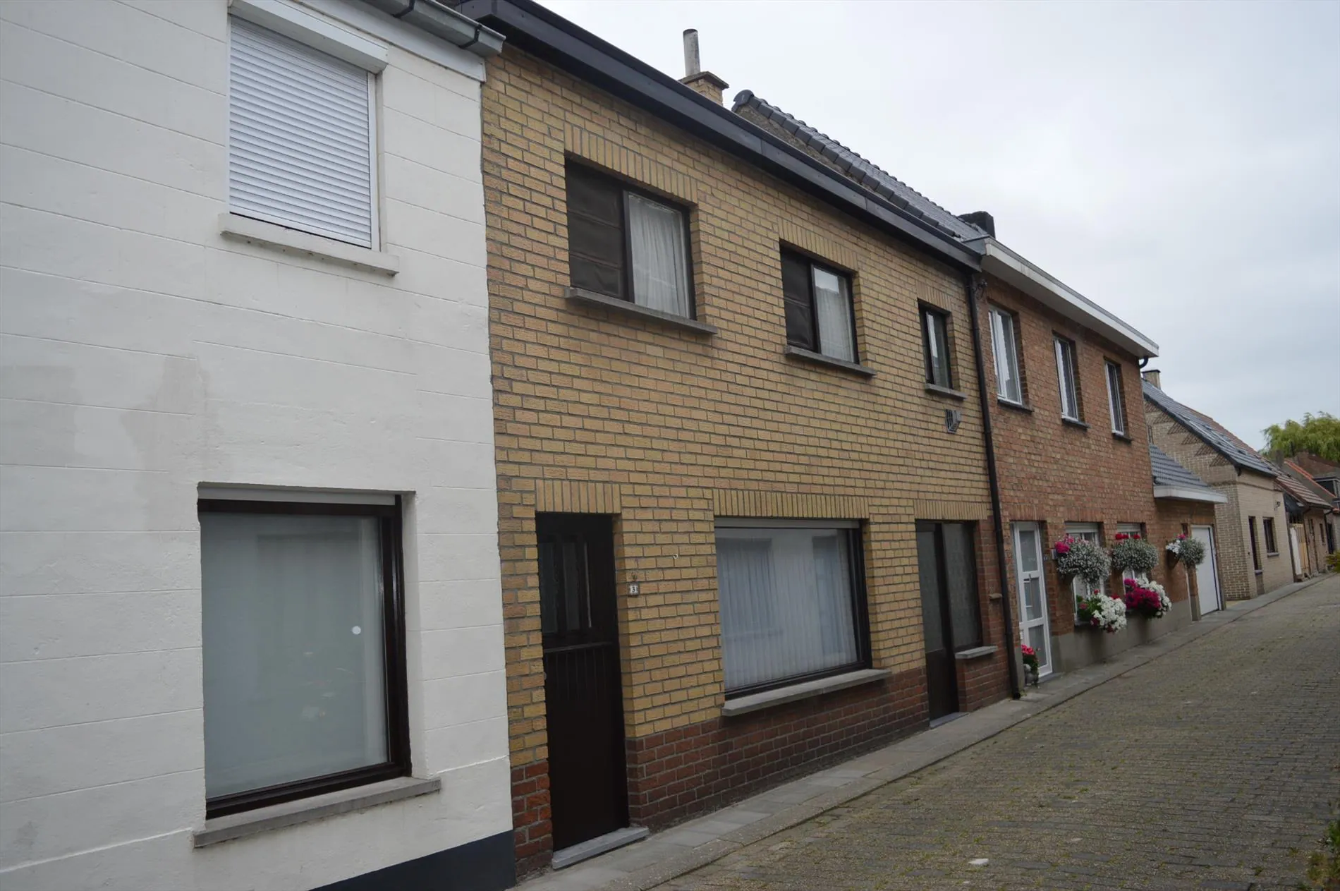 Recent vernieuwde woning met ruime inkomhal, ingerichte keuken, gezellige living met open haard en veranda. 
