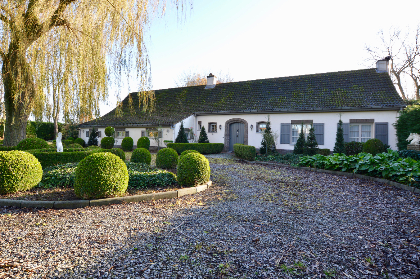 Idyllische hoeve op ca. 2,4ha met paardenstallen te Eernegem 