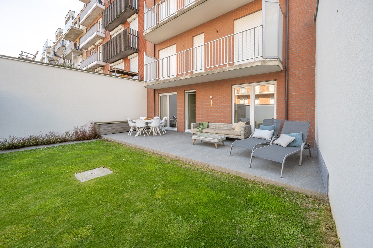 MEUBL&#201; : Appartement rez-de-chauss&#233;e unique et r&#233;cemment meubl&#233; avec un beau jardin ensoleill&#233;, id&#233;alement situ&#233; pr&#232;s de l&#39;avenue Dumortier &#224; Knokke. 