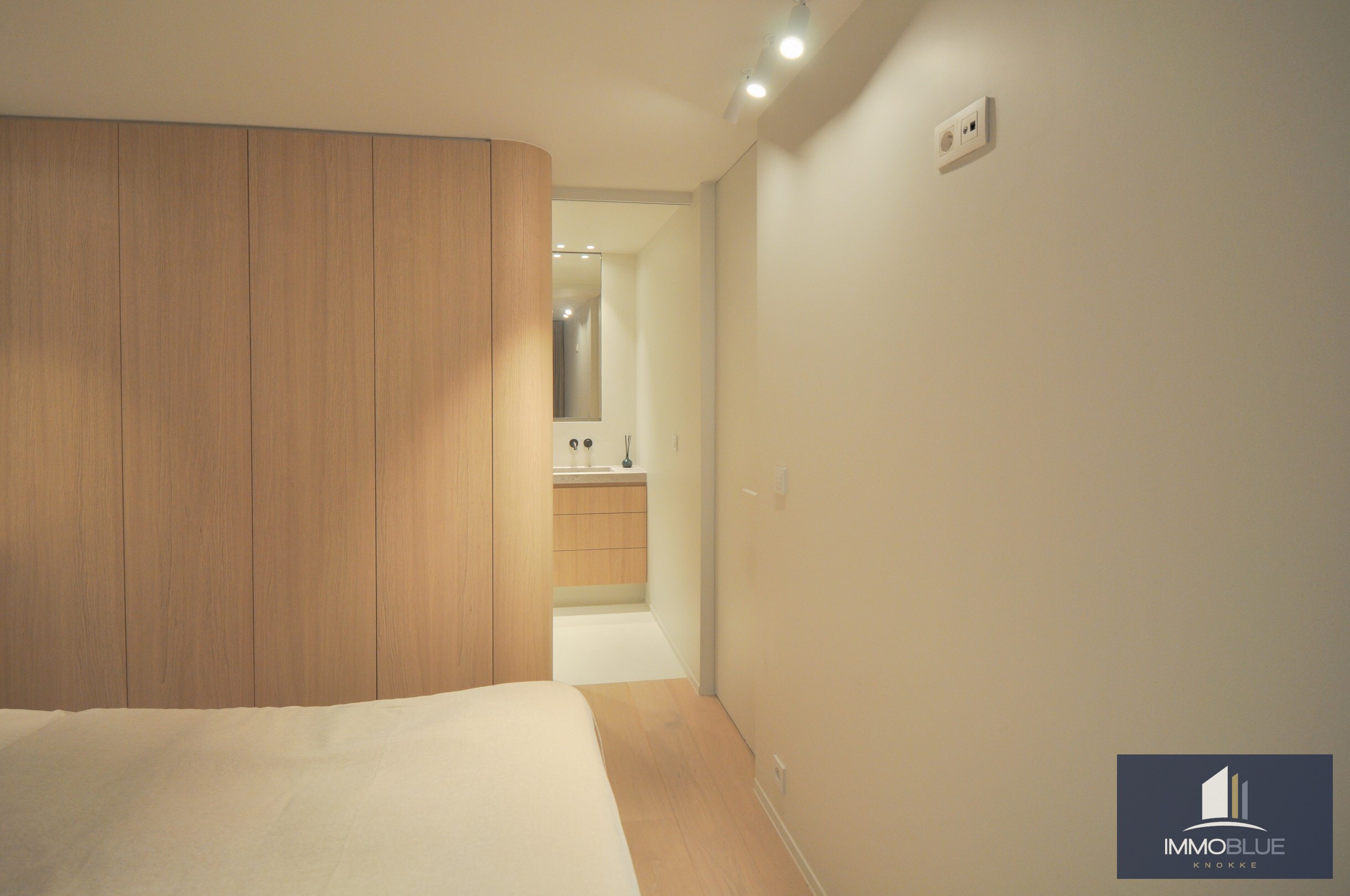 Volledig gerenoveerd appartement met een mooi zijdelings zeezicht gelegen nabij het Driehoeksplein. 