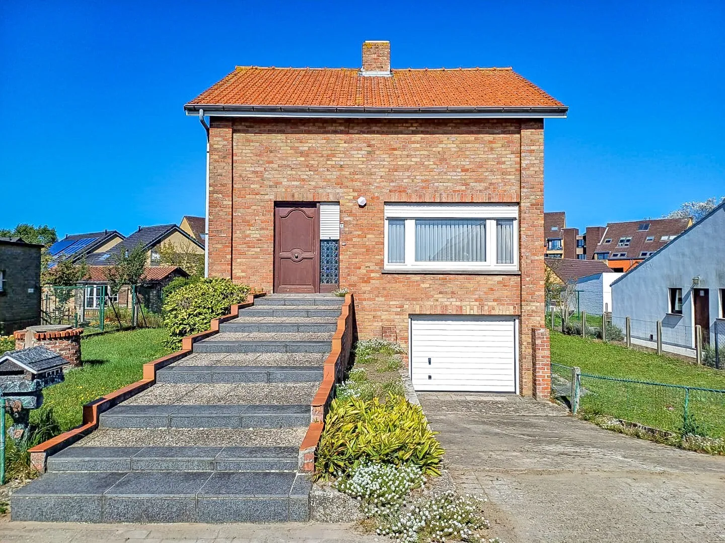 Te renoveren open bebouwing op 705m² goed gelegen te Oostduinkerke, vlakbij Golf Ter Hille en het natuurgebied "De Oostvoorduinen". 