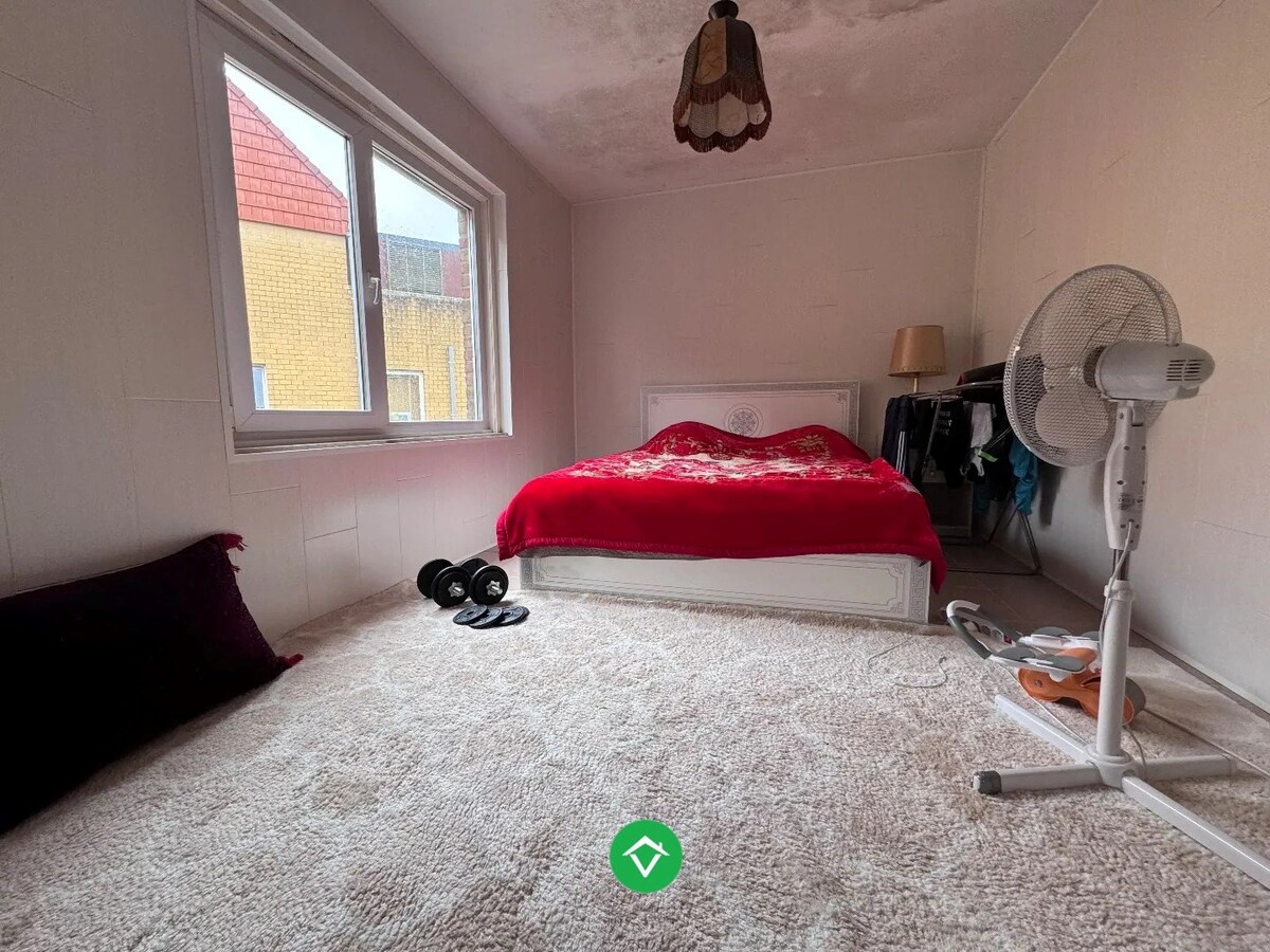 Opbrengsteigendom te koop met ruime garages in Oostende 
