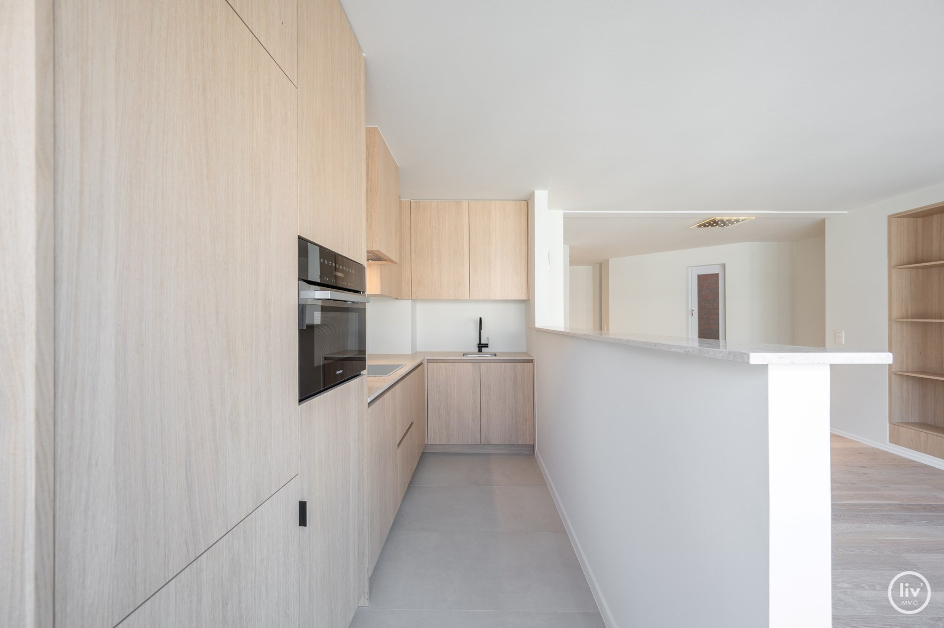 Non meubl&#233; - Appartement r&#233;nov&#233; avec go&#251;t, avec une belle largeur de fa&#231;ade situ&#233; sur l&#39;avenue Lippens &#224; quelques pas de la plage. 