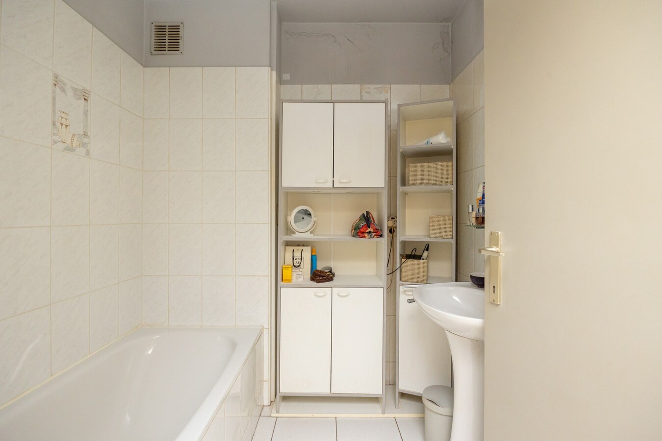 Opbrengsteigendom met 5 appartementen en 3 garages 