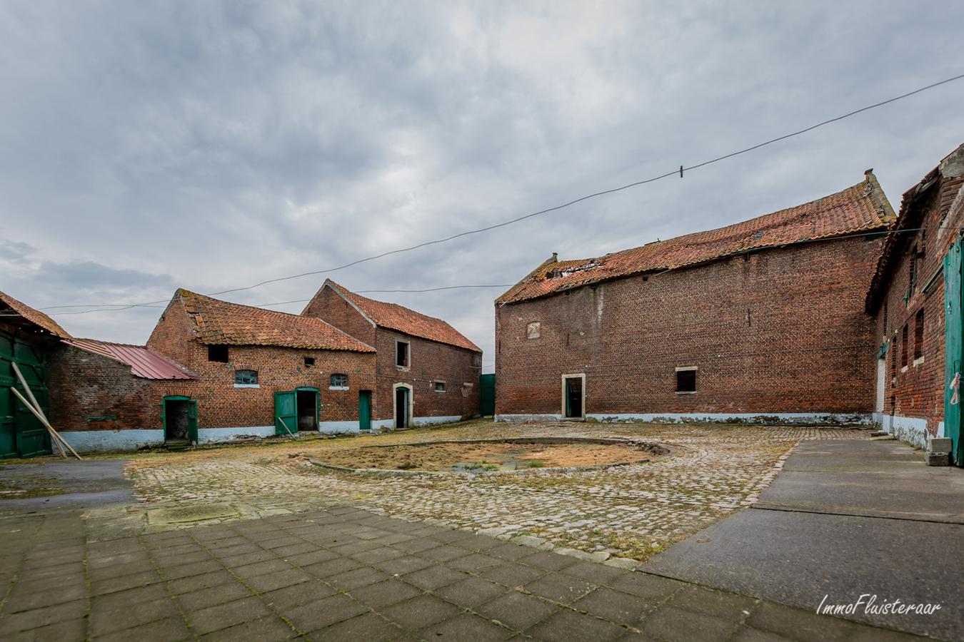 Te renoveren historische vierkantshoeve met woning, stallen, schuur en grond op ca. 30a te Tienen (Hakendover; Vlaams-Brabant) 