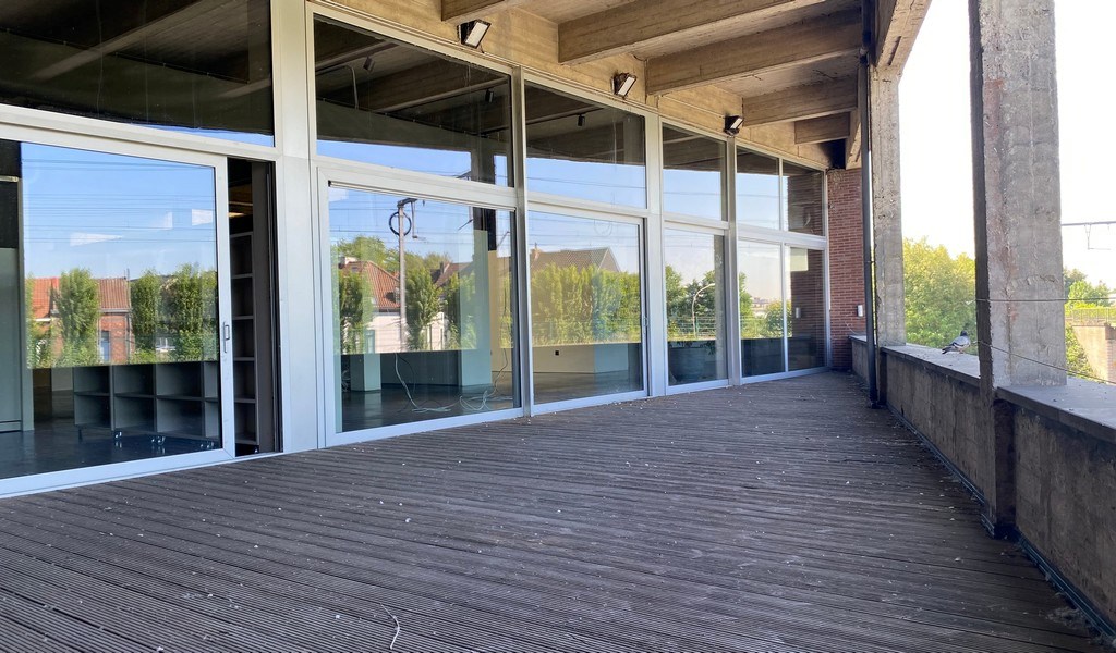 Instapklaar loftkantoor met groot terras te huur in Gentbrugge
