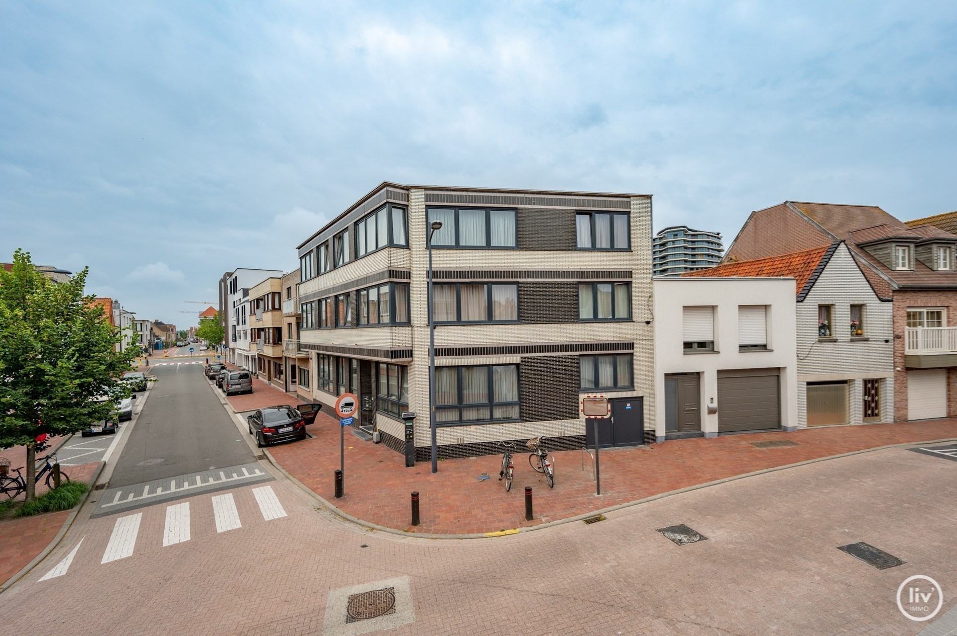 Appartement d&#39;angle r&#233;cemment r&#233;nov&#233; et lumineux avec vue d&#233;gag&#233;e situ&#233; pr&#232;s de l&#39;avenue Lippens &#224; Knokke. 