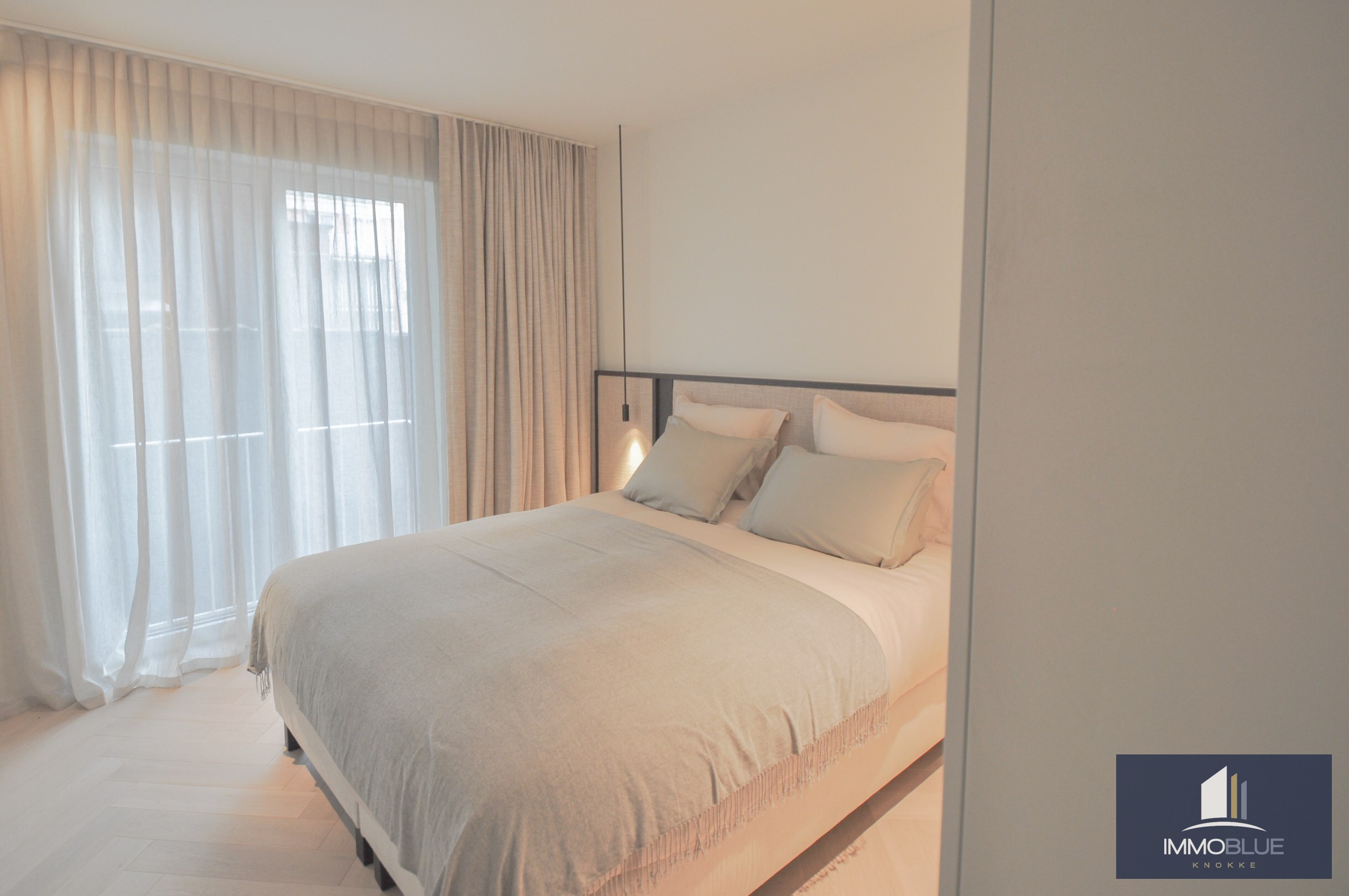 Uitzonderlijk ,tijdloos volledig gerenoveerd appartement met een open zicht . 