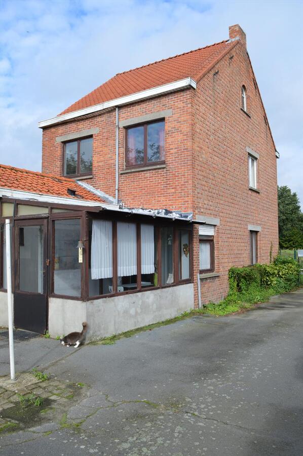 Te renoveren woning met loods en weide op 7.327m&#178; te Zele 