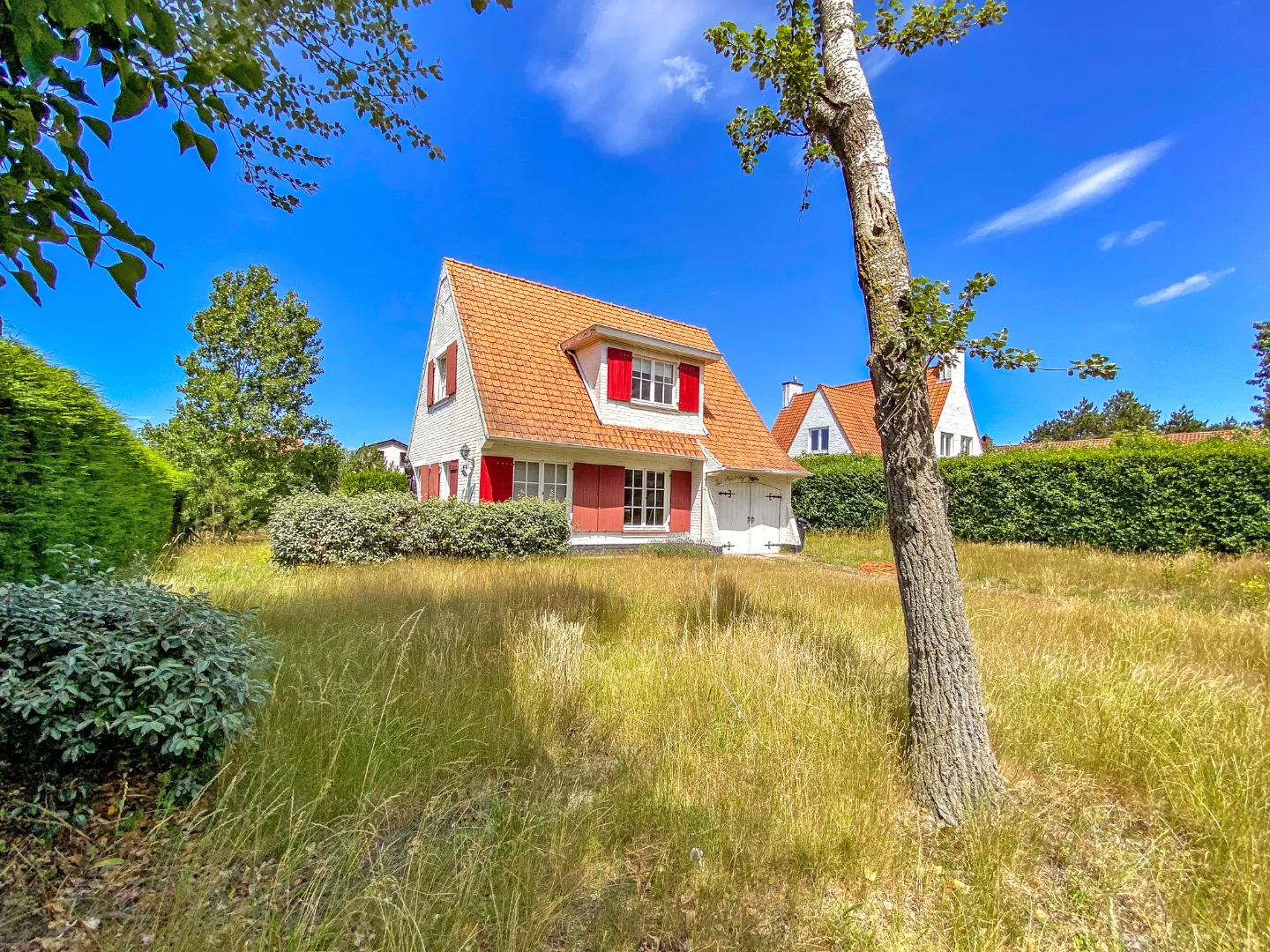 Karaktervolle kustvilla op 776m² residentieel gelegen te Oostduinkerke. 