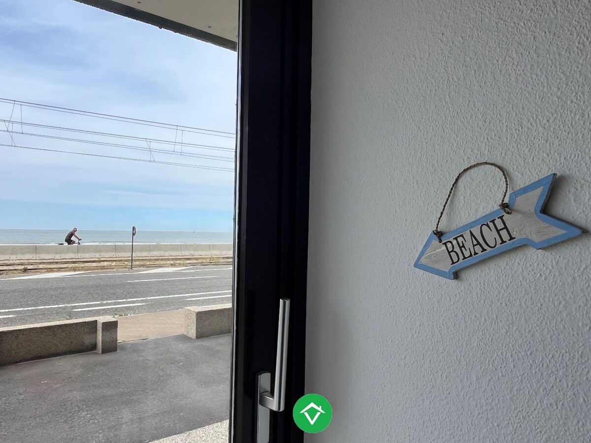 Vernieuwde gelijkvloersstudio met frontaal zeezicht, aan de dijk van Raversijde 