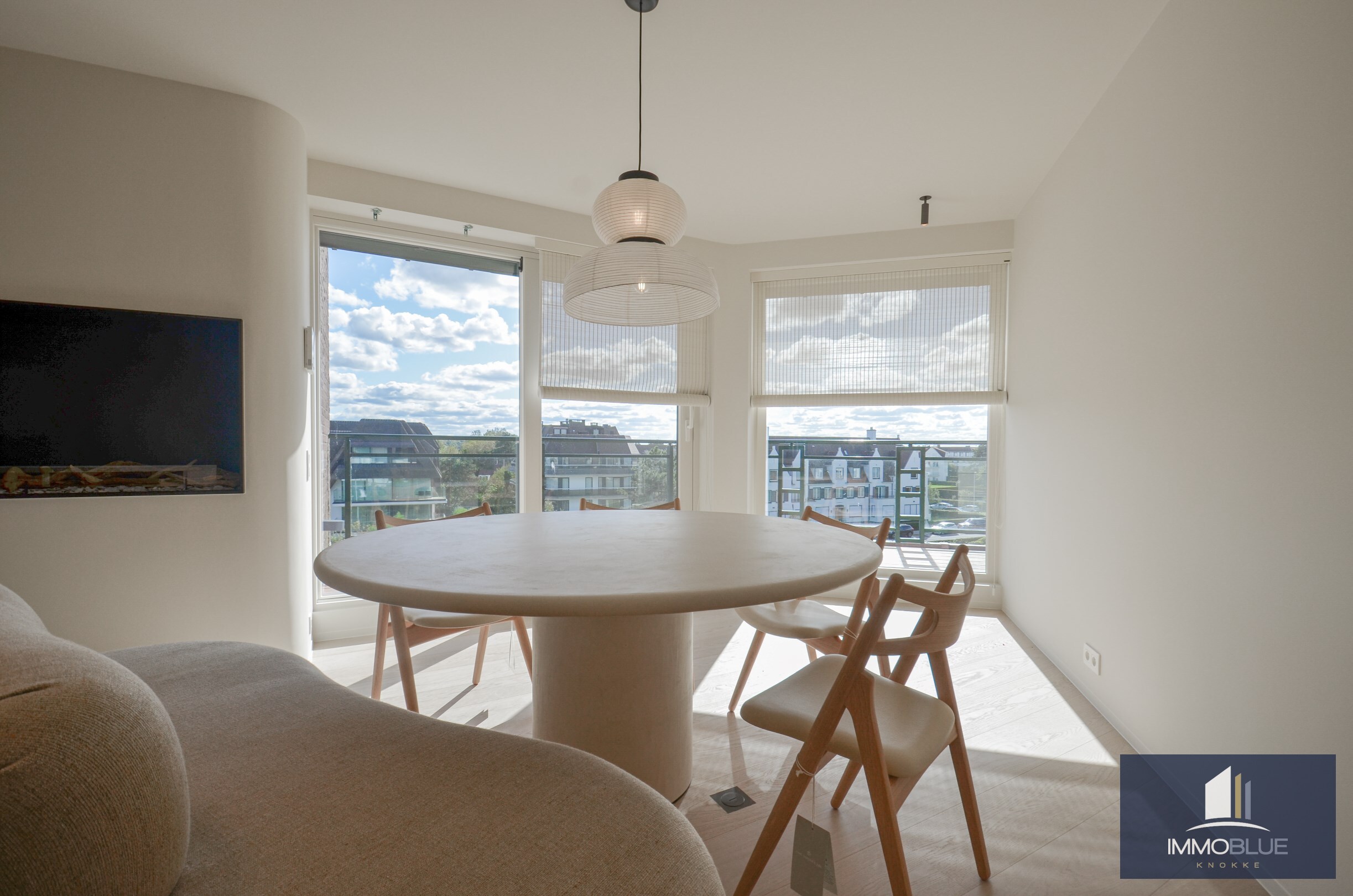 Uniek gelegen hoekappartement met ruime terrassen gelegen op de Wandeldijk in het Zoute. 