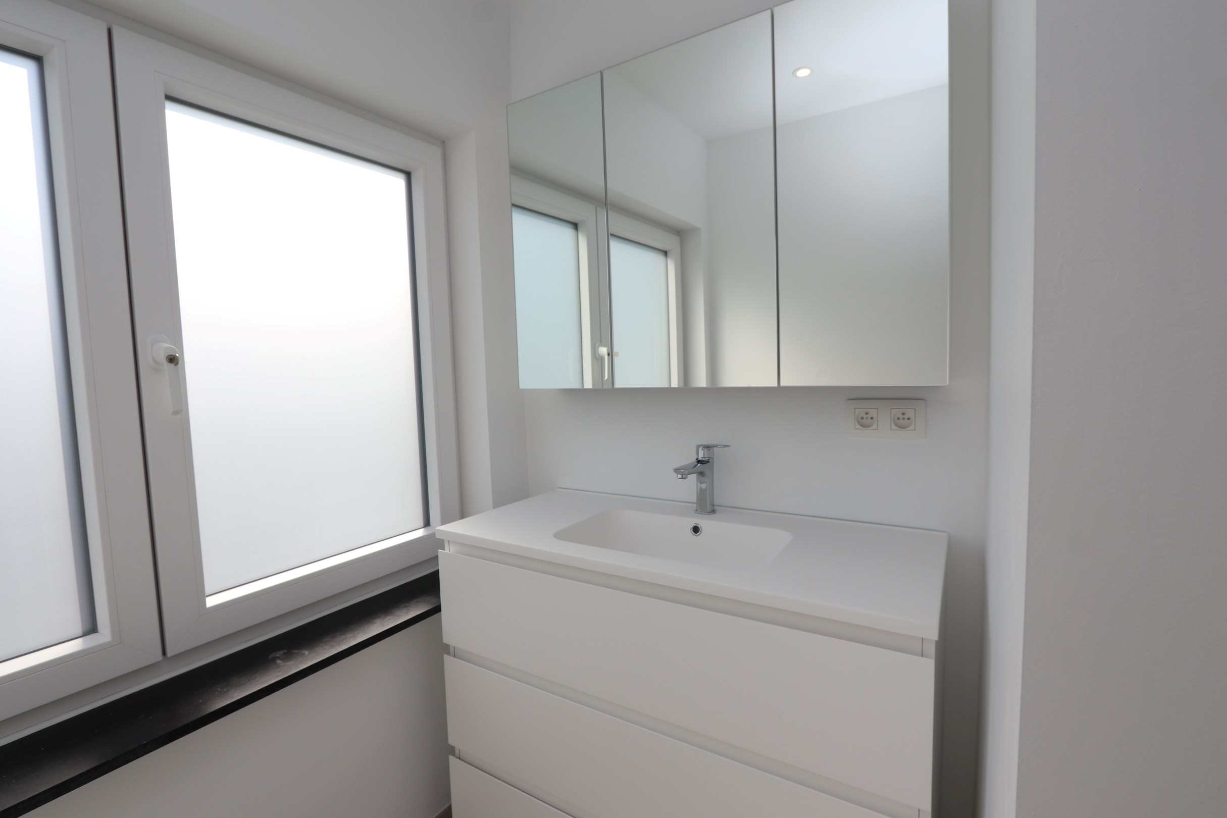 GERENOVEERDE WONING MET 3 SLAAPKAMERS EN TUIN 