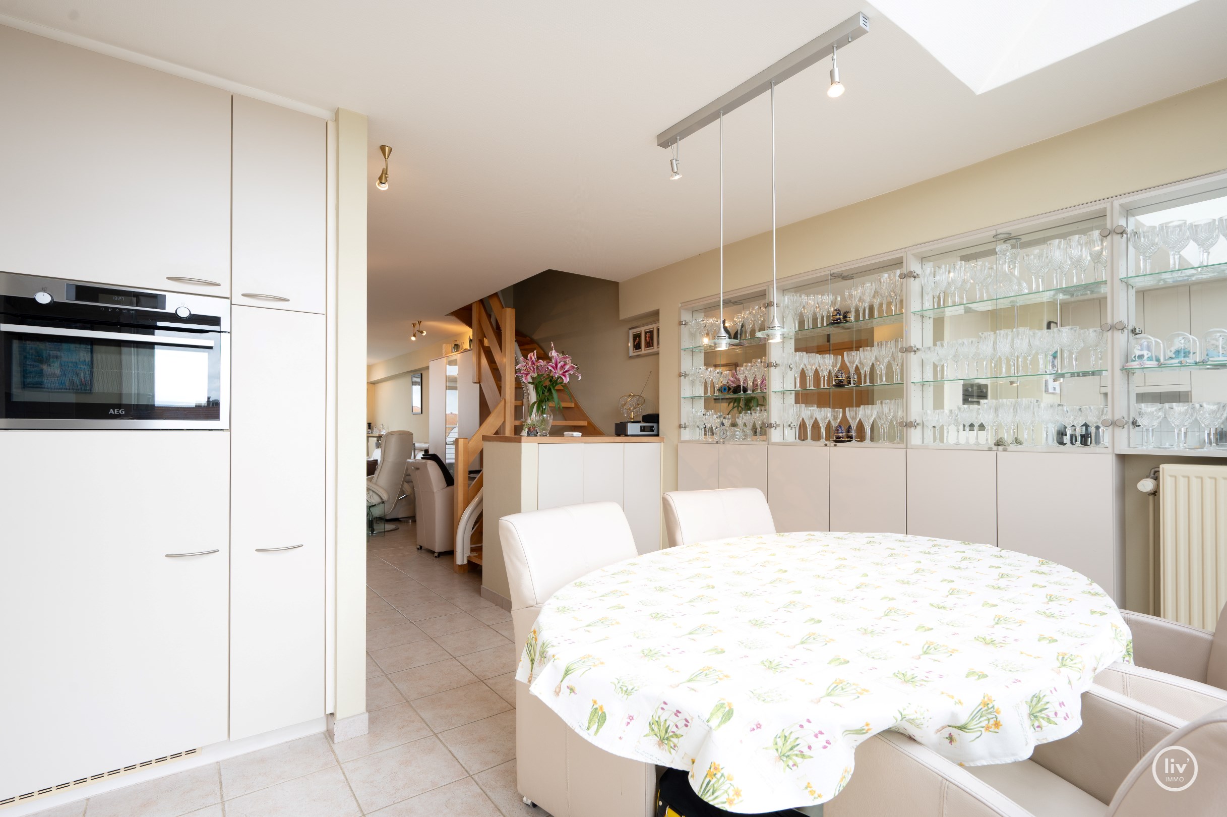 Instapklaar duplexappartement met 2 slaapkamers en grote terrassen (Zijdelings Zeezicht) gelegen op de Lippenslaan. 