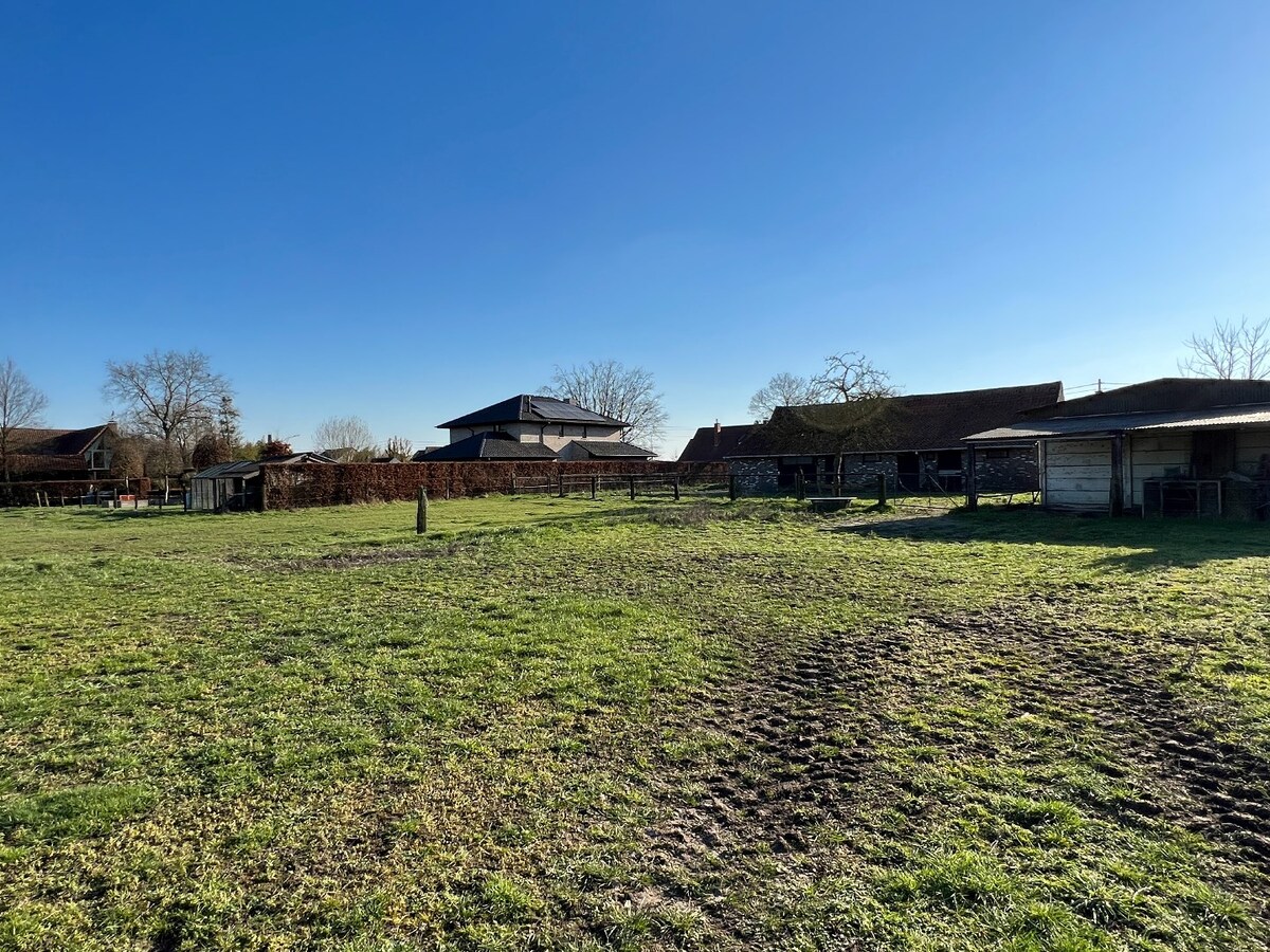 Te renoveren/te slopen hoeve met landelijk zicht. 