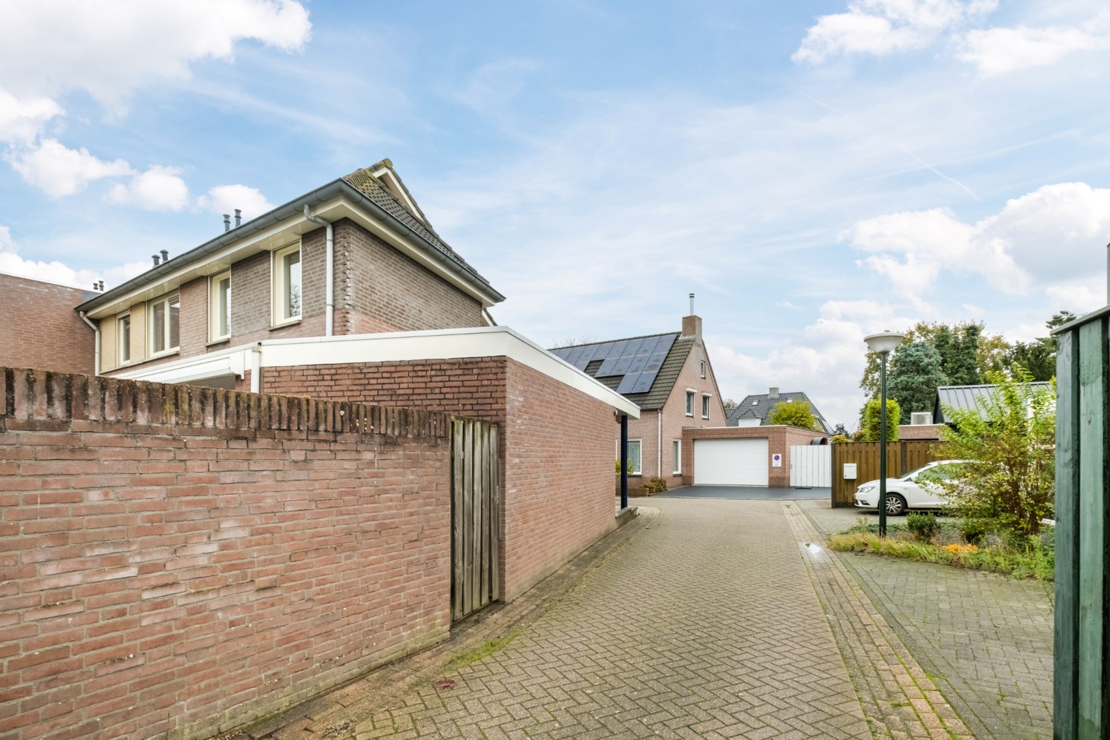 Verrassend ruime hoekwoning met garage, carport en tuin. Rustige ligging in een woonwijk nabij een basisschool en buitengebied. Energielabel B. 