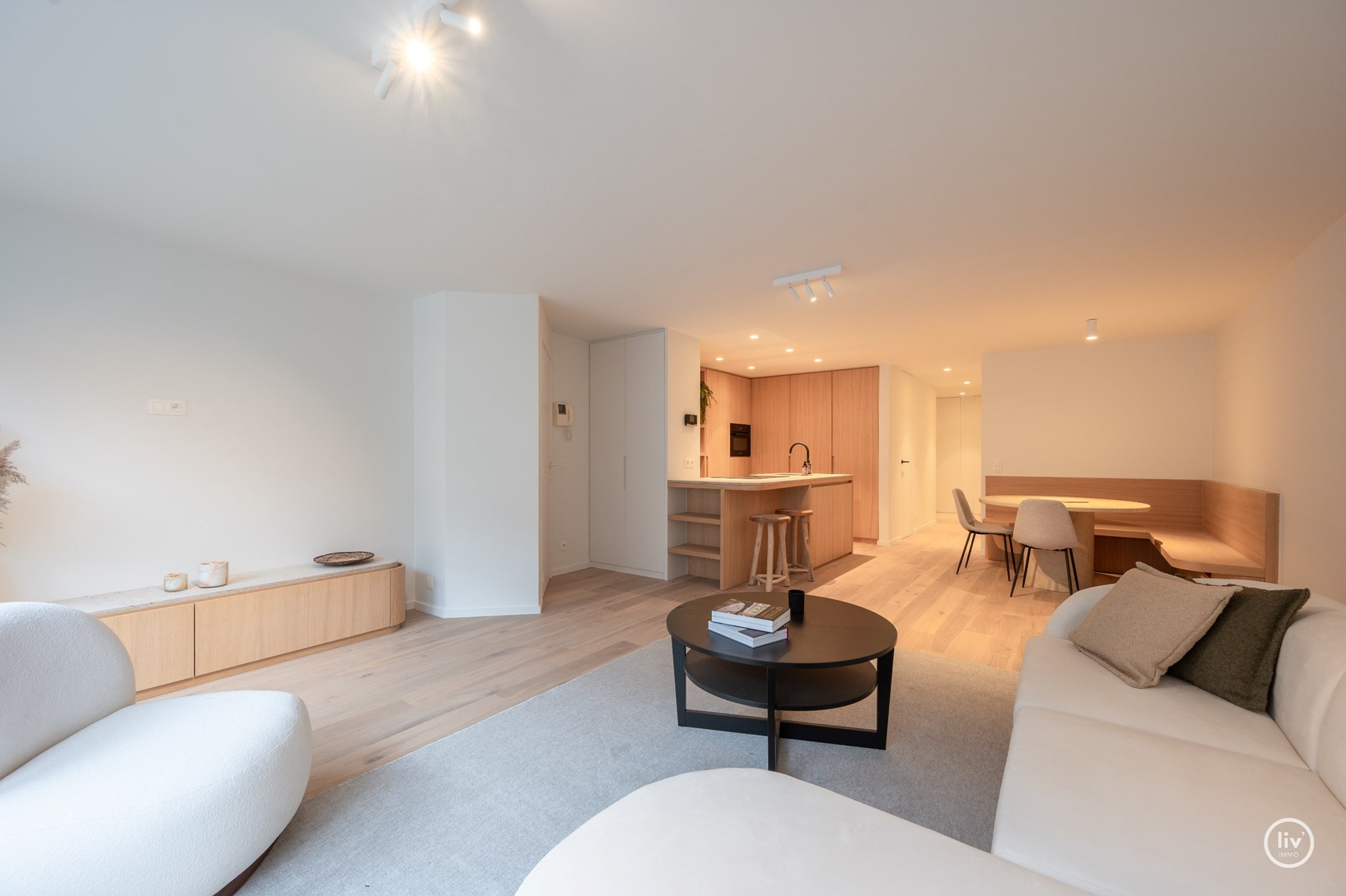 Prachtig en stijl gerenoveerd 3-slaapkamer appartement dat gelegen is naast de Lippenslaan, vlakbij de Zeedijk en alle commerci&#235;le voorzieningen in het centrum van Knokke. 