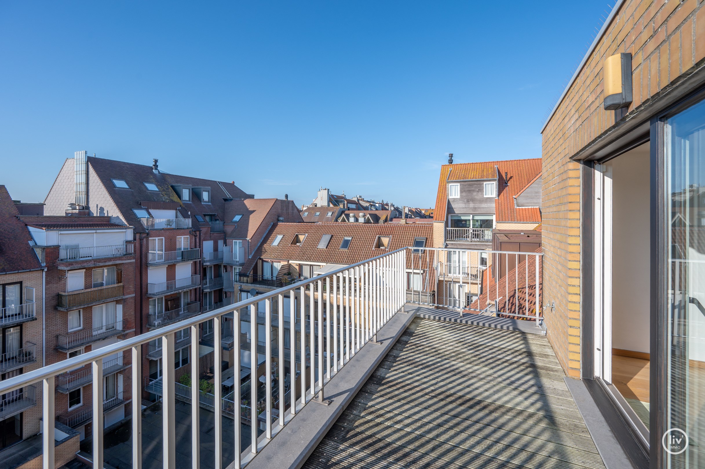 Agr&#233;able duplex rafra&#238;chissant avec de belles terrasses, situ&#233; au centre de l&#39;avenue L&#233;opold &#224; Knokke. 