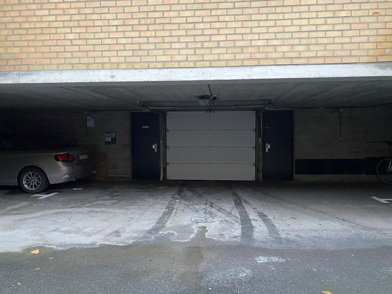 Emplacement au rez-de-chauss&#233;e sur la Koningslaan &#224; distance de marche, situ&#233; pr&#232;s de la Lippenslaan et du Zeedijk-Albertstrand. 