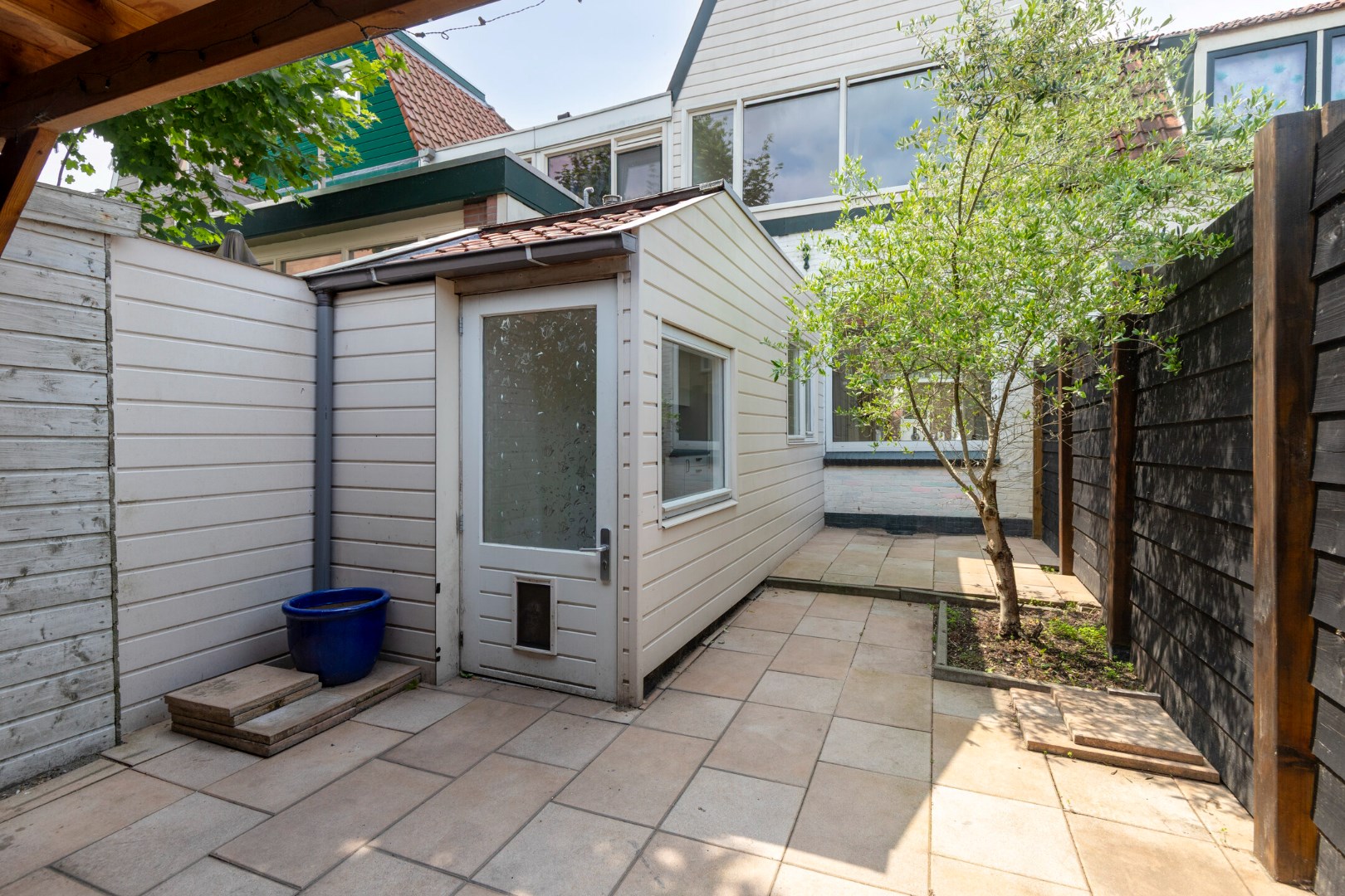 Charmante en knusse uitgebouwde jaren &#39;30 woning met tuin met kunststof kozijnen en gelegen op eigen grond! 