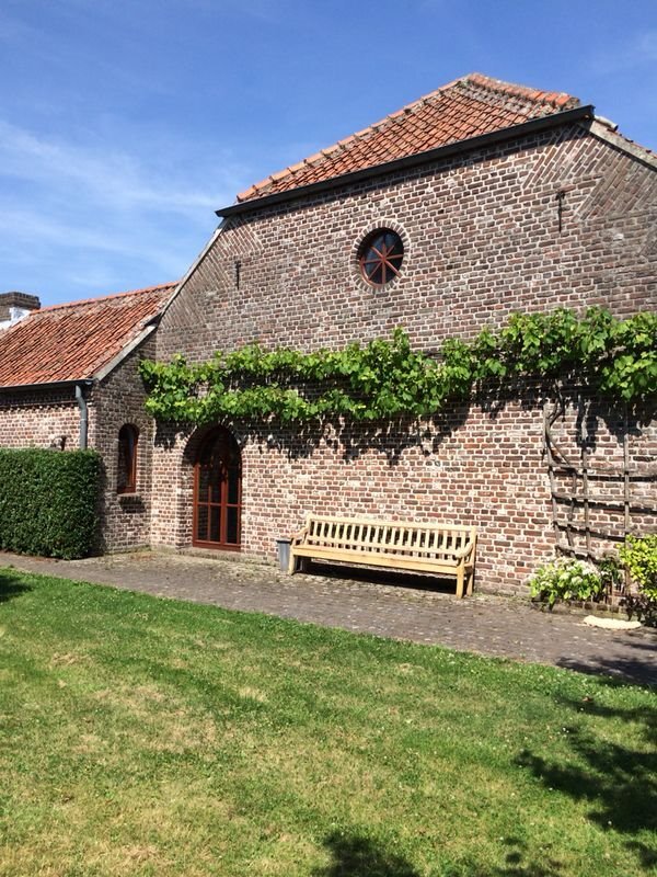 Rustig gelegen hoeve met conci&#235;rgewoning en stallen te Bree op ca. 8300m&#178; 