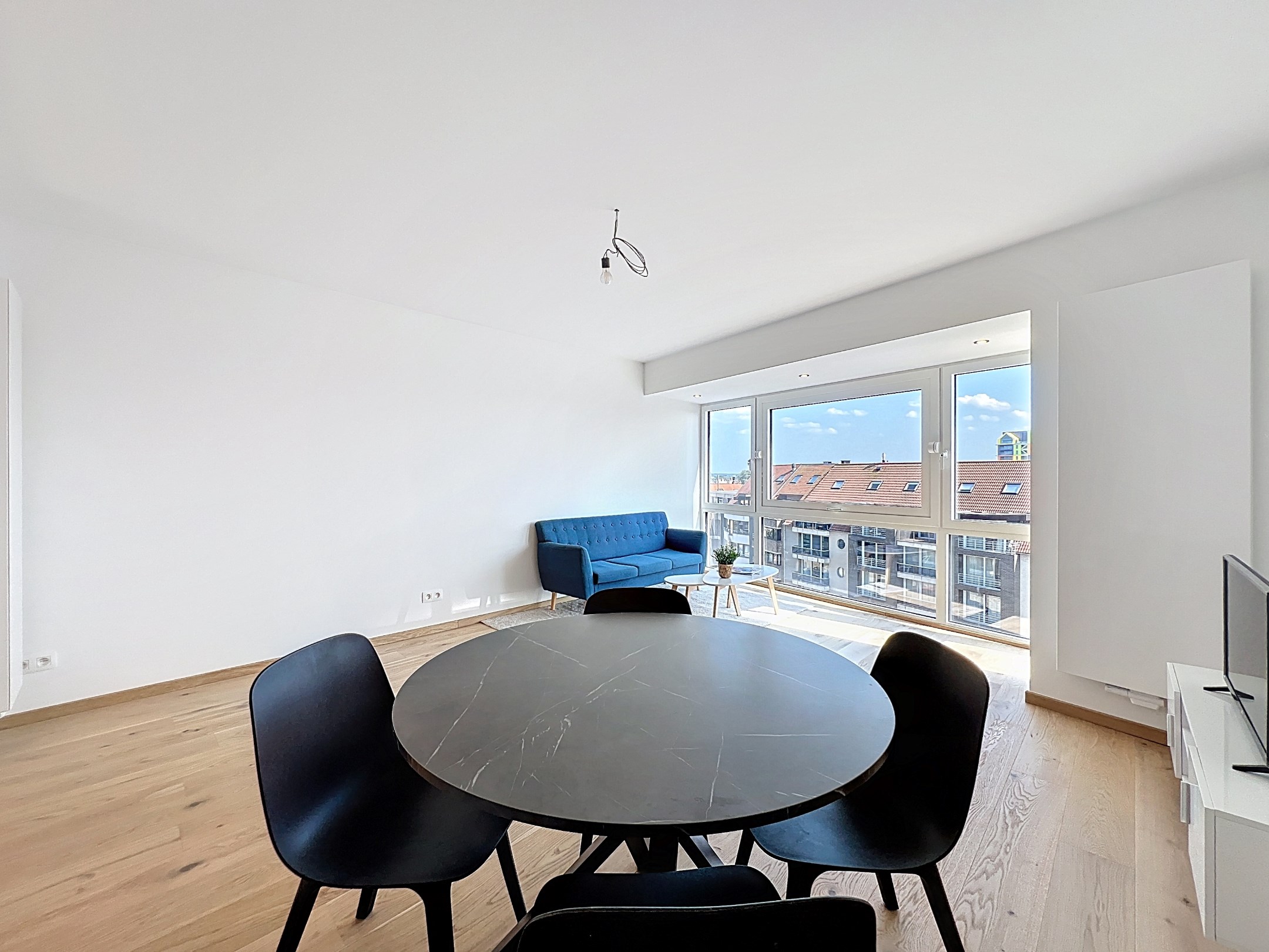 Volledig gerenoveerd appartement met 1 slaapkamer te koop gelegen te Heist. 