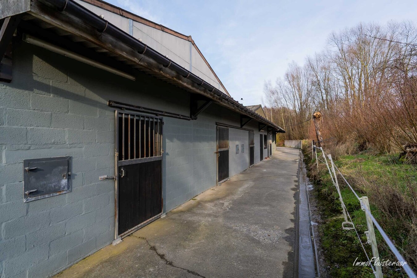 Boerderij met (bedrijfs)woning, loodsen en paardenfaciliteiten op ca 7,4 ha te Asse (Vlaams-Brabant) 