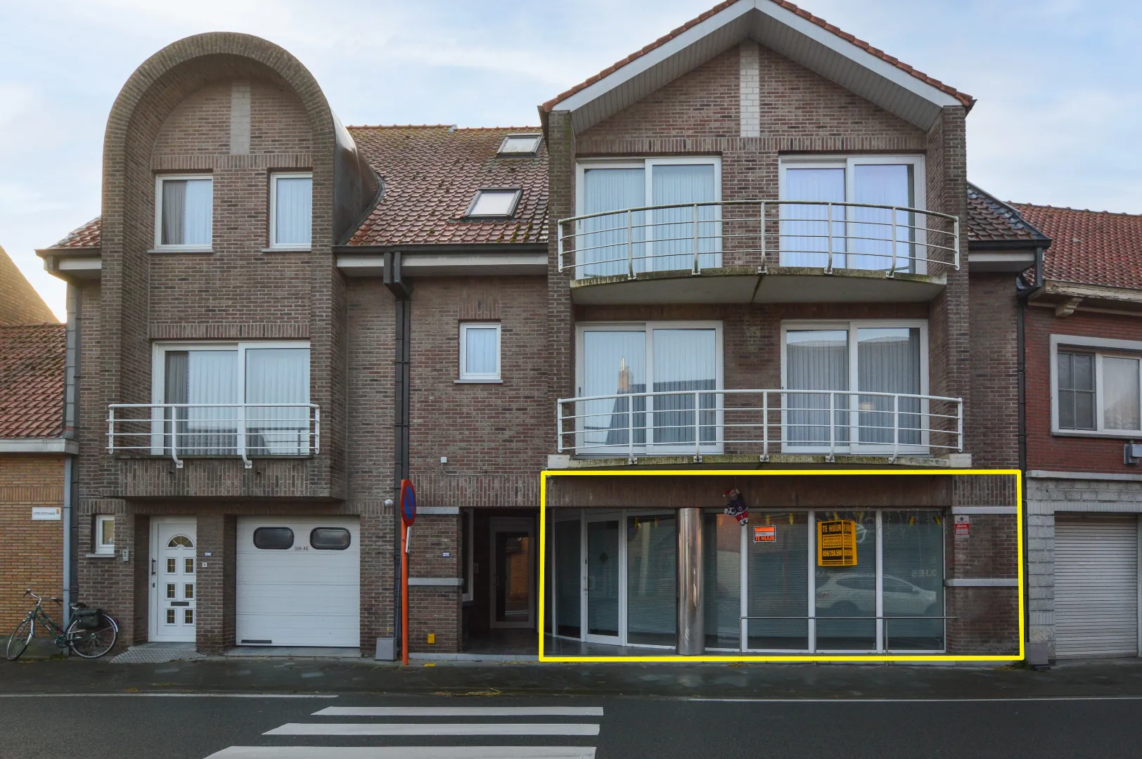 Handelsruimte met aansluitend appartement in het centrum van Westkerke