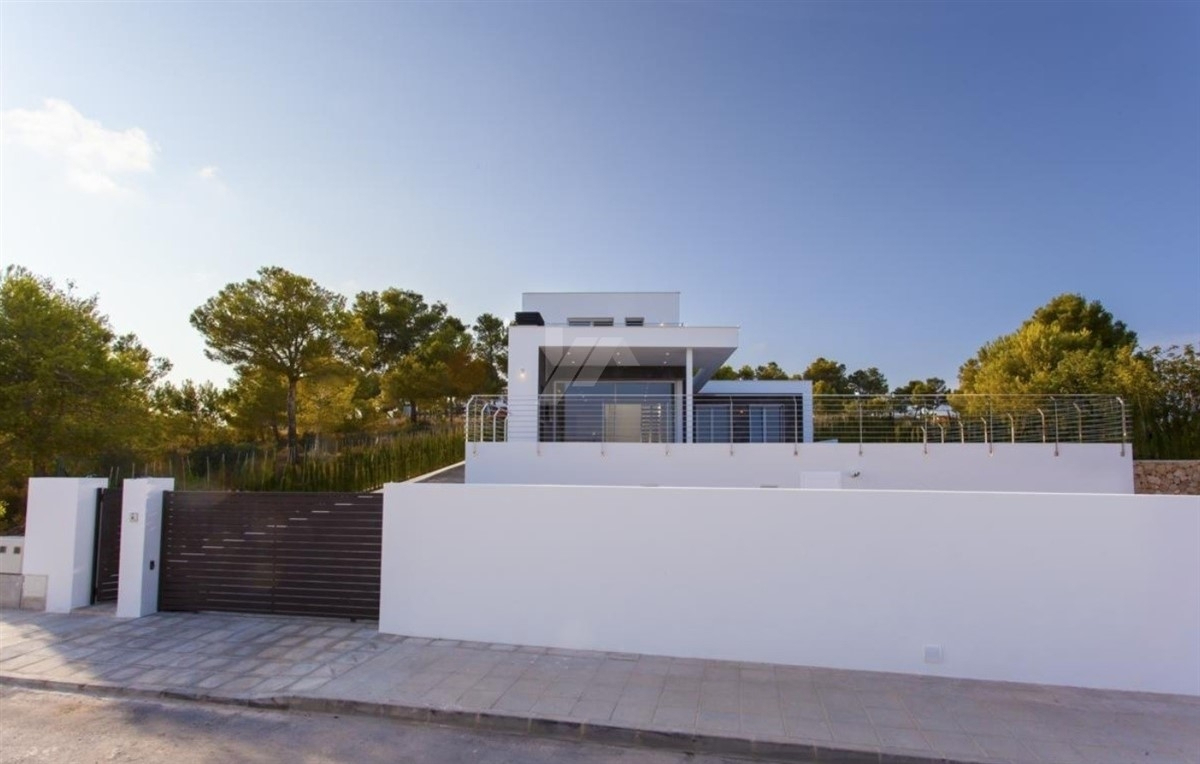 Moderne villa met zeezicht te koop in Moraira 