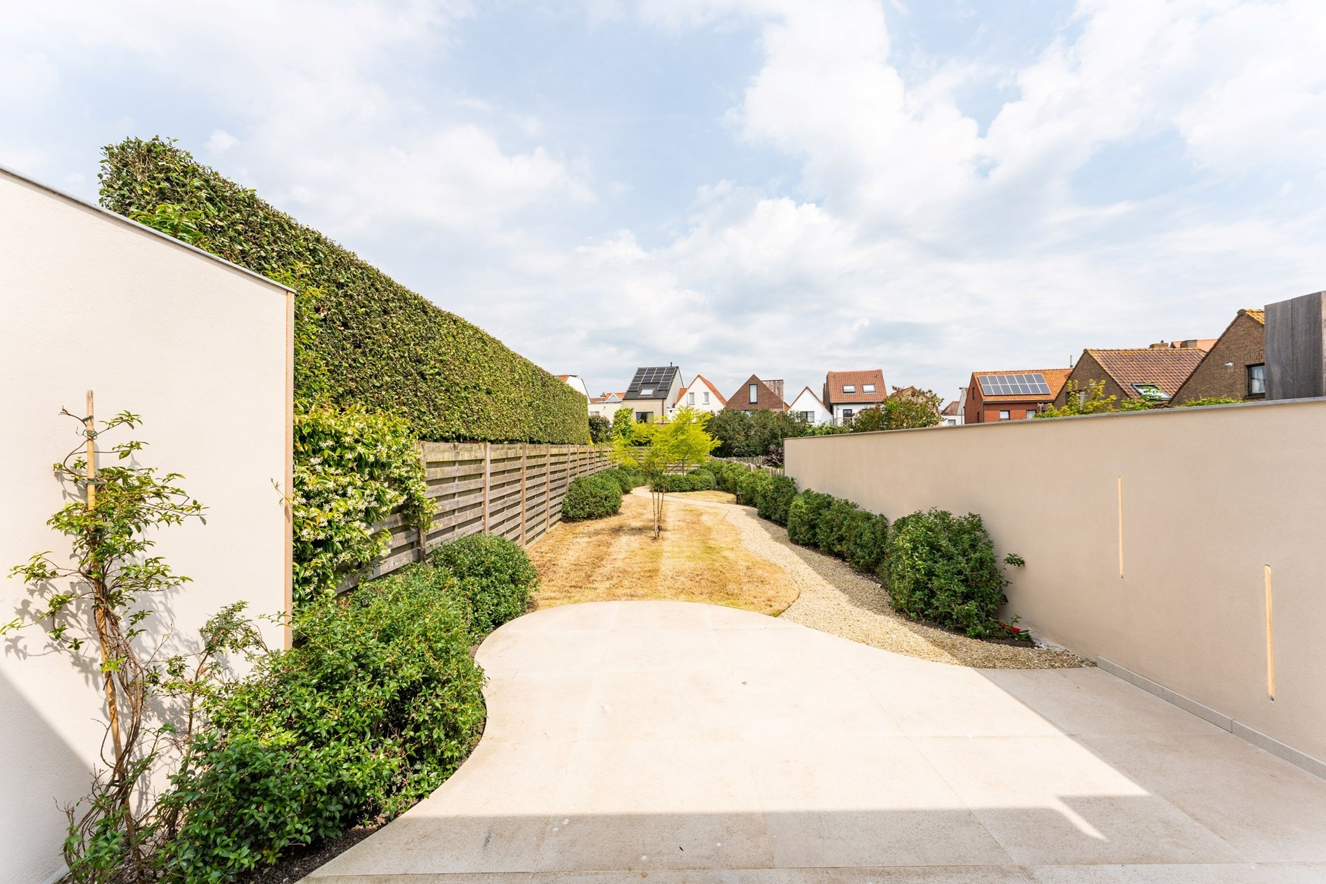 Maison enti&#232;rement r&#233;nov&#233;e avec 4 chambres et jardin enti&#232;rement am&#233;nag&#233; situ&#233;e &#224; la rue Jan Devisch. 