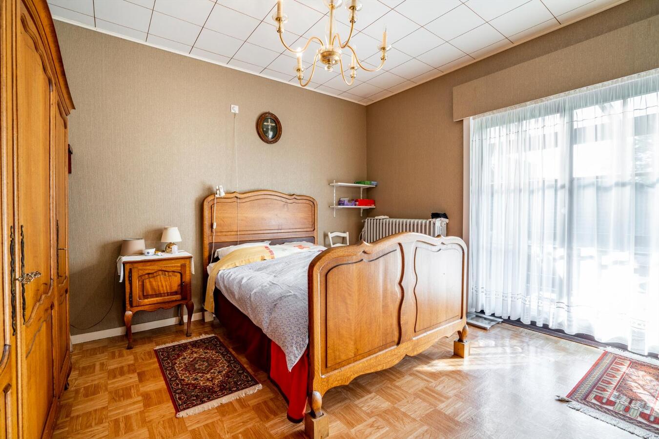 Grote woning met 6 slaapkamers en atelier op 2645 m&#178; te Koekelare 