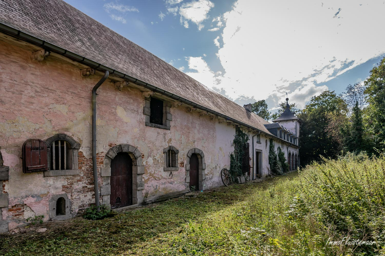 Te renoveren karaktervolle historische hoevewoning met stallingen, binnenkoer, dreef en weiland op ca. 1,36ha te Rebecq (Waals-Brabant) 