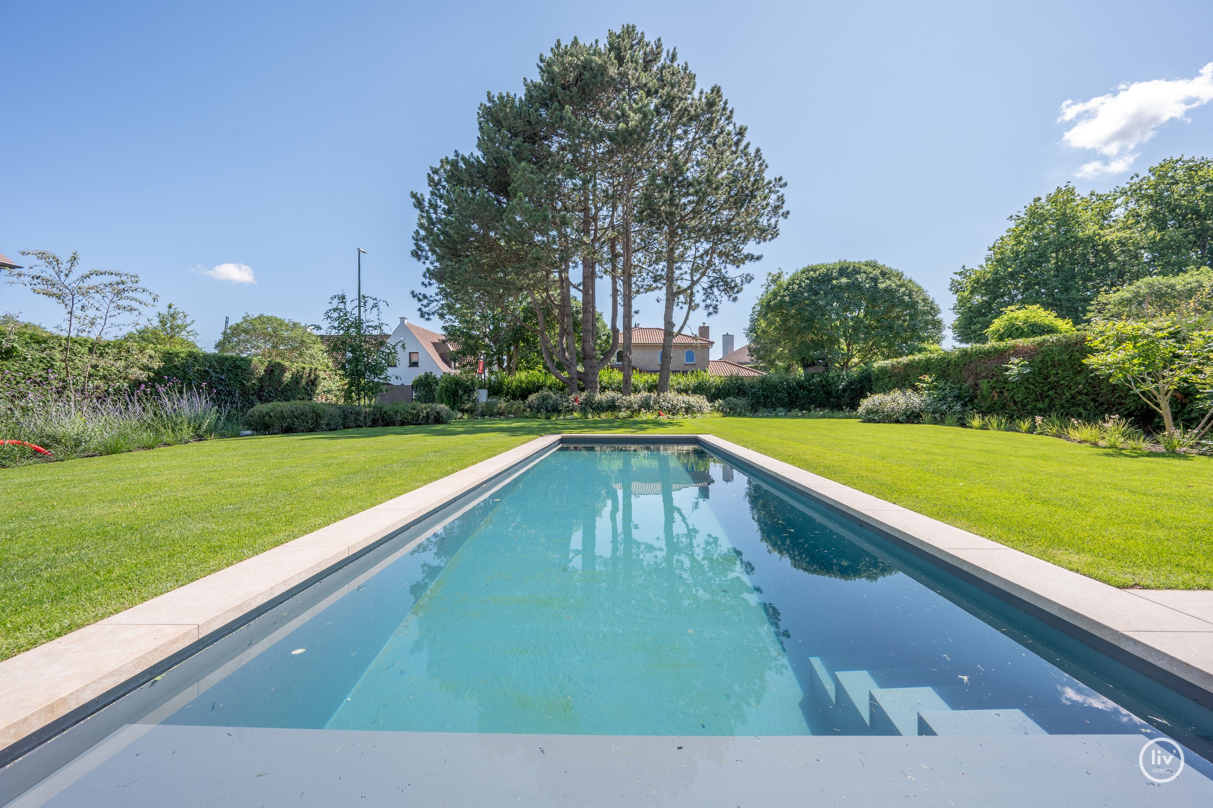 Journ&#233;e portes ouvertes samedi 4/07 de 14h &#224; 16h. Villa neuve exclusive avec piscine et jardin orient&#233; sud sur un grand terrain de 1.071m2. 