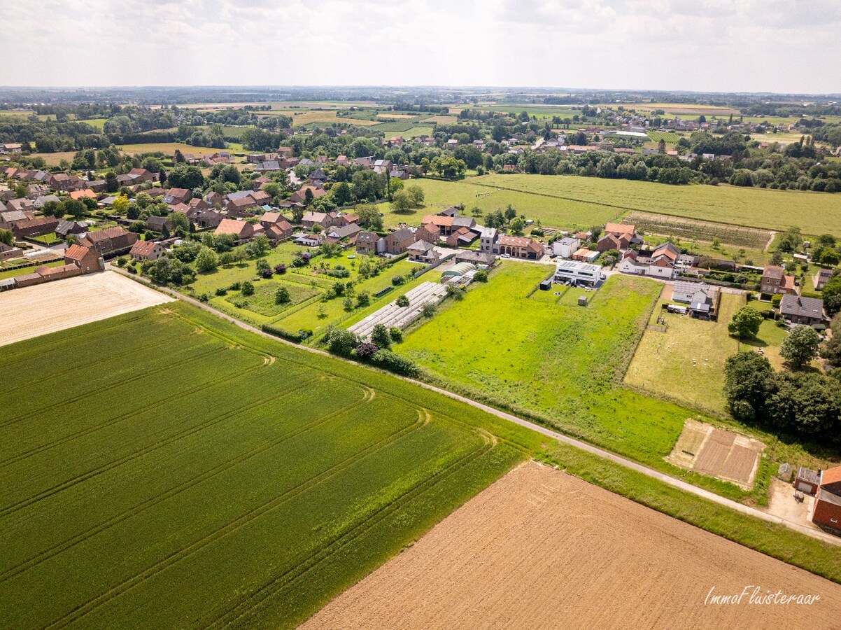 Partially renovated house on approximately 30 a located in Tienen. 