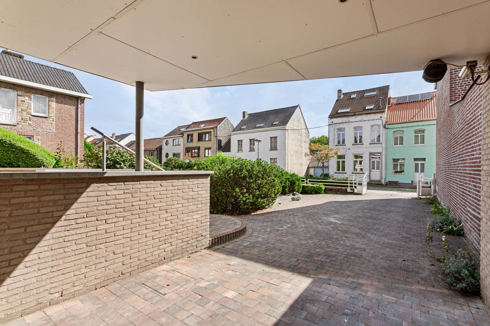 RUIME WONING MET TUIN EN DUBBELE GARAGE OF ATELIER 1652 ALSEMBERG (BEERSEL). 