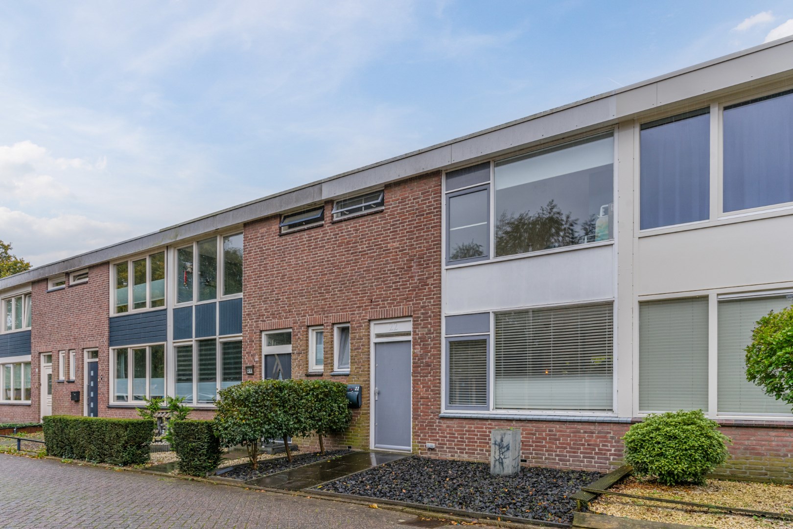 Over de volle breedte uitgebouwde tussenwoning met tuin en tuinhuis gelegen op een rustige locatie aan een autoluw hofje. Energielabel C. 