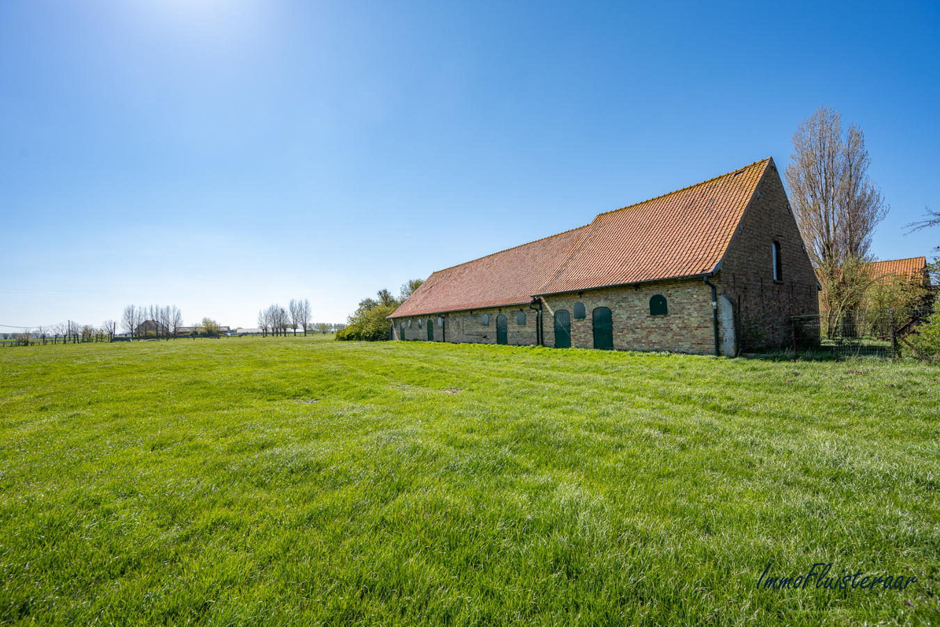 Karakteristieke hoeve met ruime bijgebouwen met tal van mogelijkheden gelegen te Lo-Reninge op 3,5ha. 