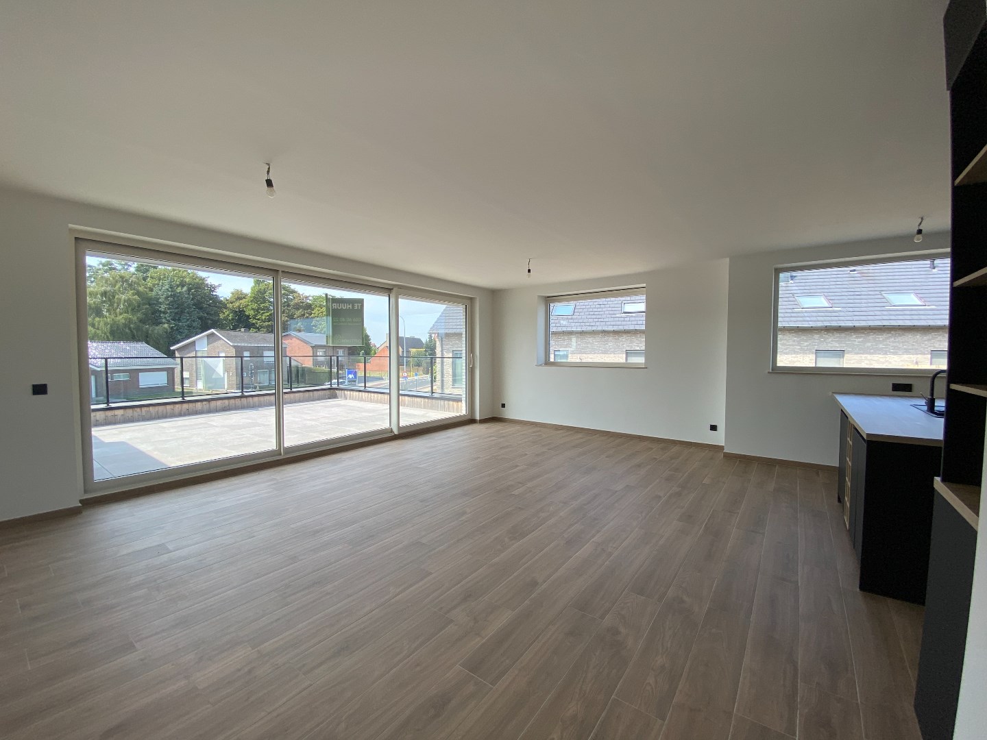 Nieuwbouw luxe appartement op de eerste verdieping met 2 grote terrassen, 2 slaapkamers en mogelijkheid om een garage bij te huren. 