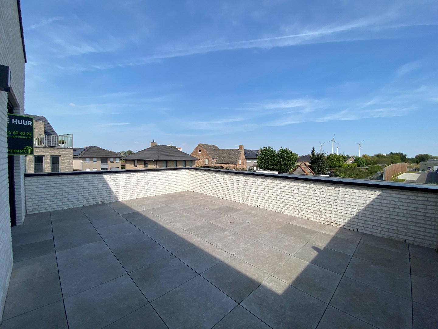 Nieuwbouw luxe appartement op de eerste verdieping met 2 grote terrassen, 2 slaapkamers en mogelijkheid om een garage bij te huren. 