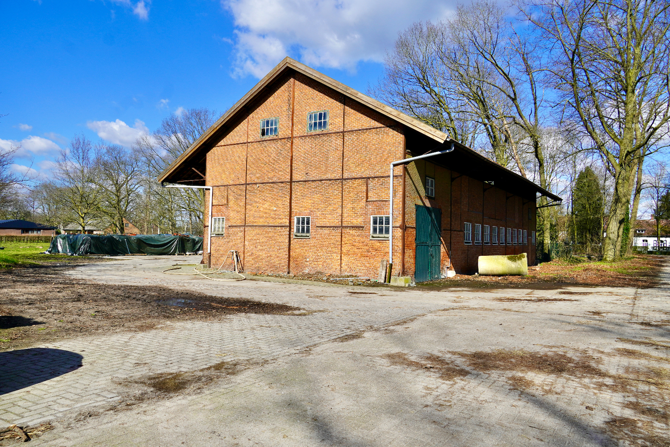 Charmante hoeve met paardenstallen en aanhorigheden op  ca. 15 Ha te Poppel 