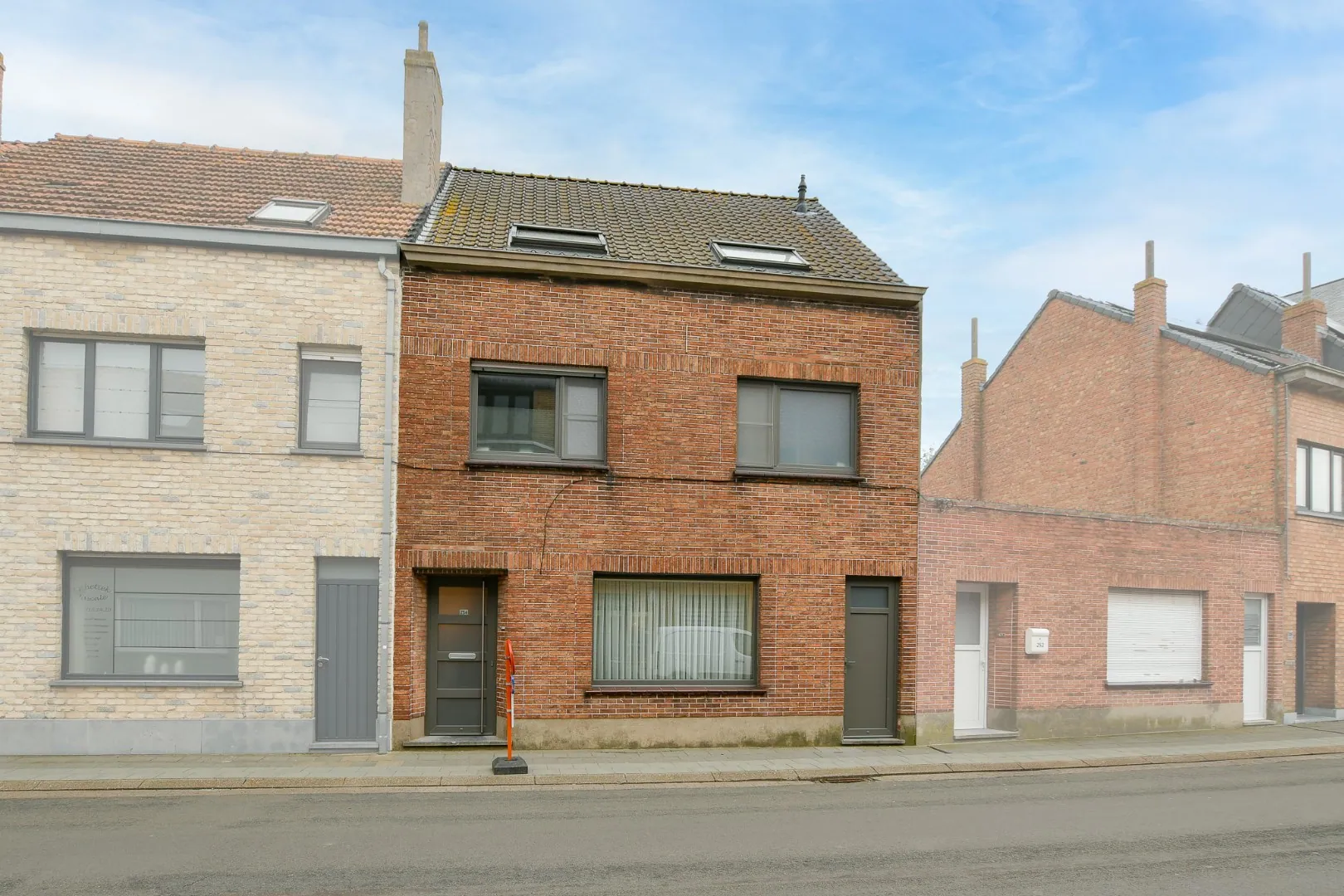 Goedgelegen en mooi gerenoveerde woning te Bredene Duinen met 3 kamers en zolder met extra potentieel