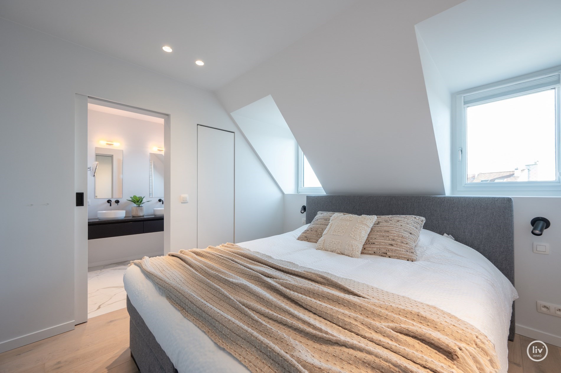 Merveilleux appartement en duplex r&#233;nov&#233;, spacieux, avec des vues panoramiques magnifiques et des terrasses &#224; proximit&#233; du Rubens. 